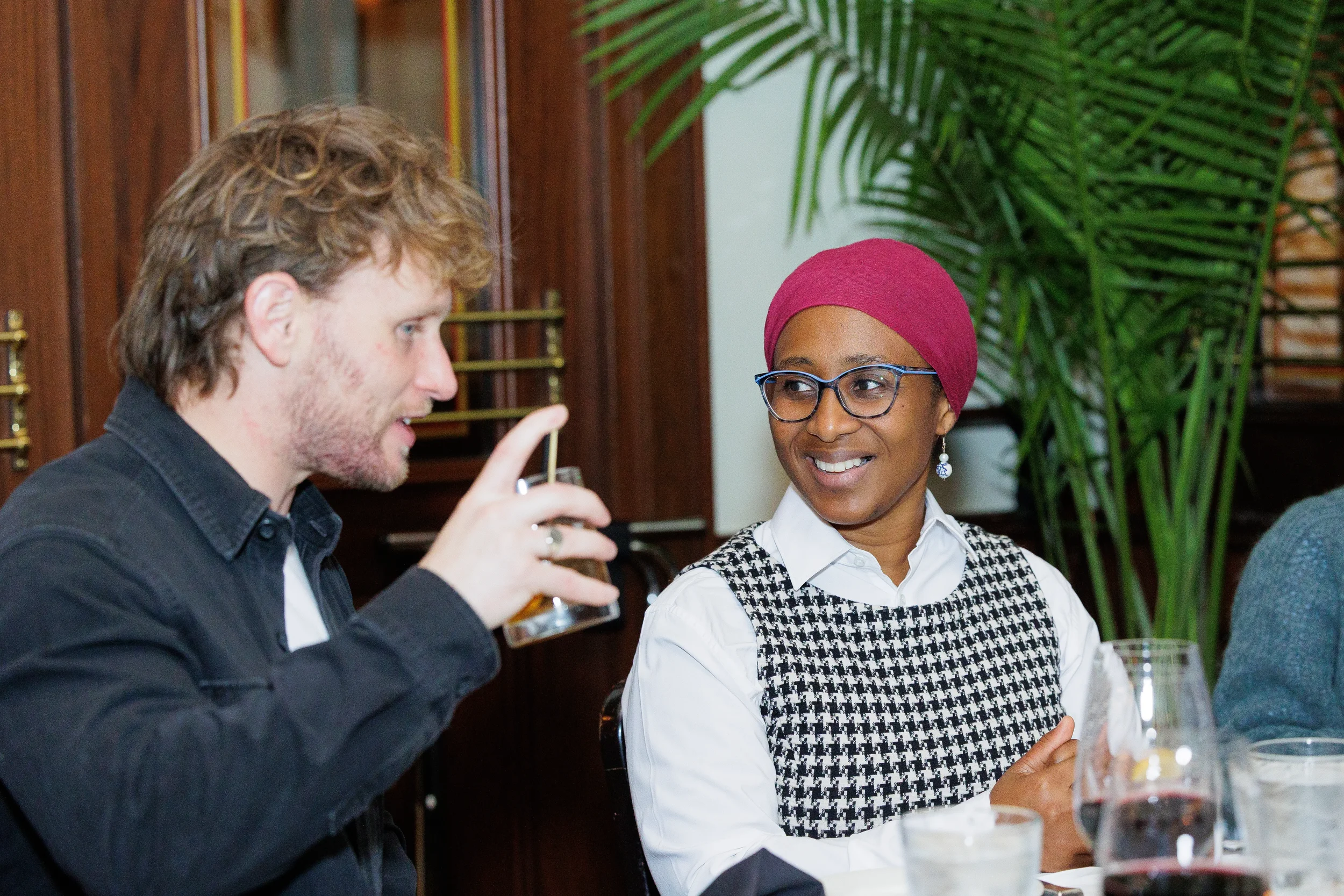 Two conference attendees share a conversation over drinks at Orlando corporate dinner event