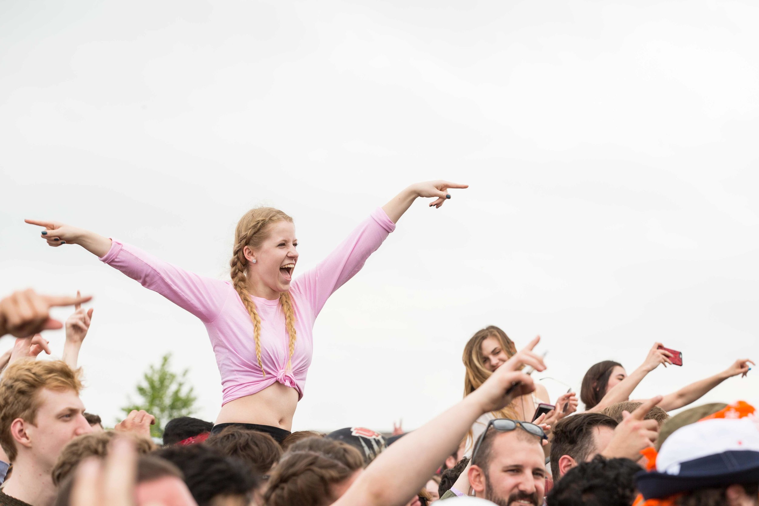 Chicago Event Photography - Concert goer enjoying the band