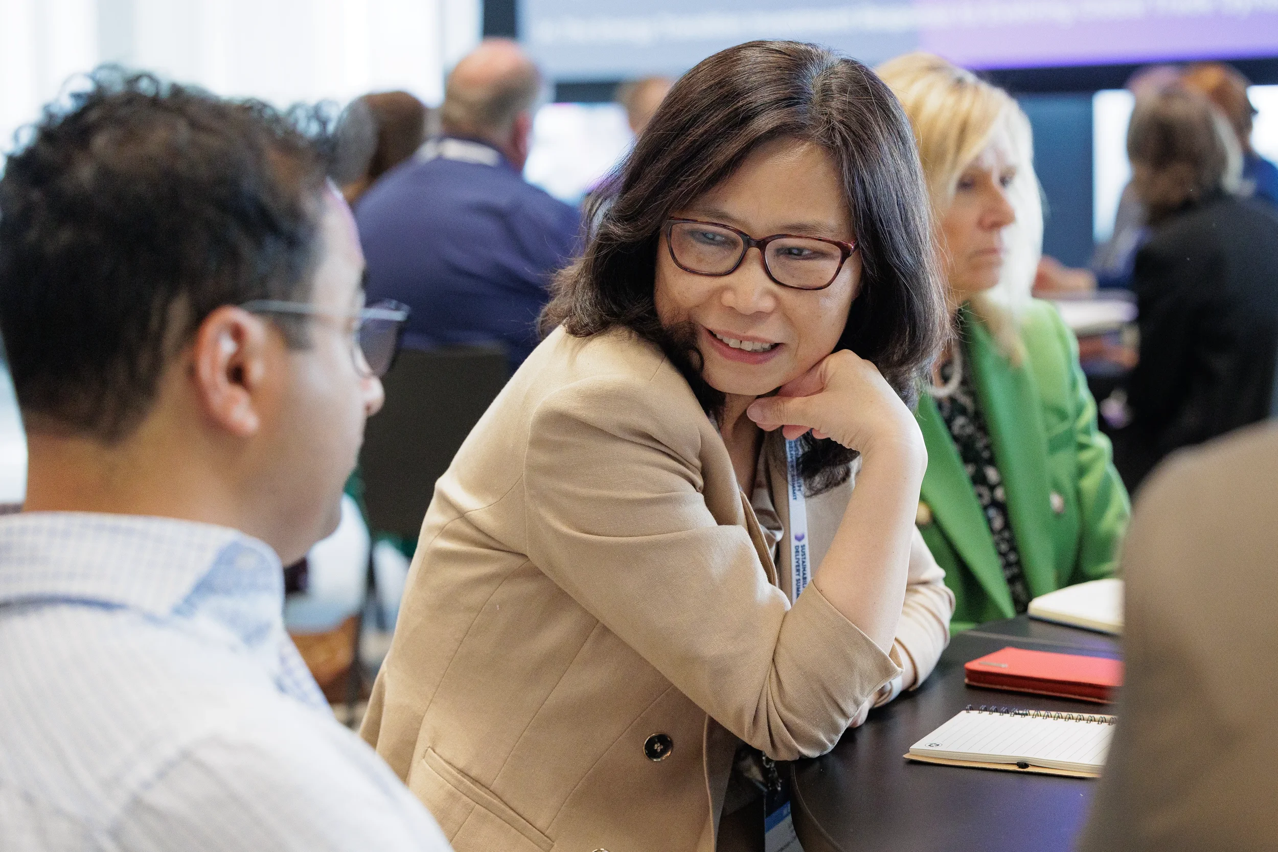 Attendees engage in conversation at table during Chicago industry conference session