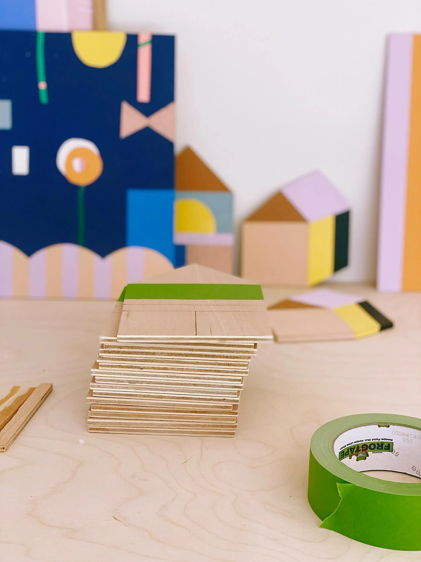 S&auml;gen, schleifen, anzeichnen, abkleben, malen, versiegeln, labeln. Ich arbeite gerade an der ersten &bdquo;Holzh&auml;user-Auflage&ldquo; 🏠, die es nach meinem Sommerurlaub geben soll 🥳🎉! 5 verschiedene Modelle mit &bdquo;Guten-Laune-Farbkomb