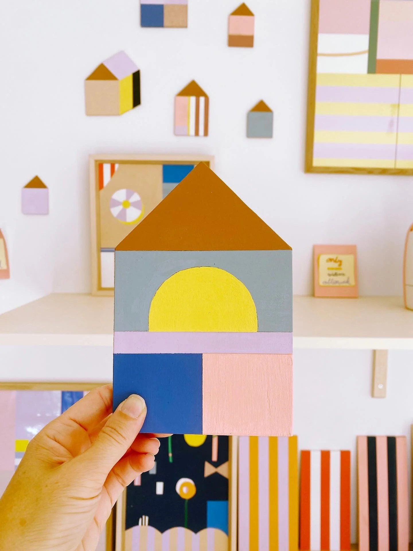 Sch&ouml;nen Sonntag! Macht&lsquo;s Euch Zuhause 🏠 gem&uuml;tlich 😊!

&bull;
&bull;

#ineskeck #onlygood #onlygoodvibes #sundaymood☀️ #sonntagabend #goodvibes☺️ #h&auml;user #decohaus #streifenliebe #holzhaus #holzh&auml;user #wanddeko #wanddekorat