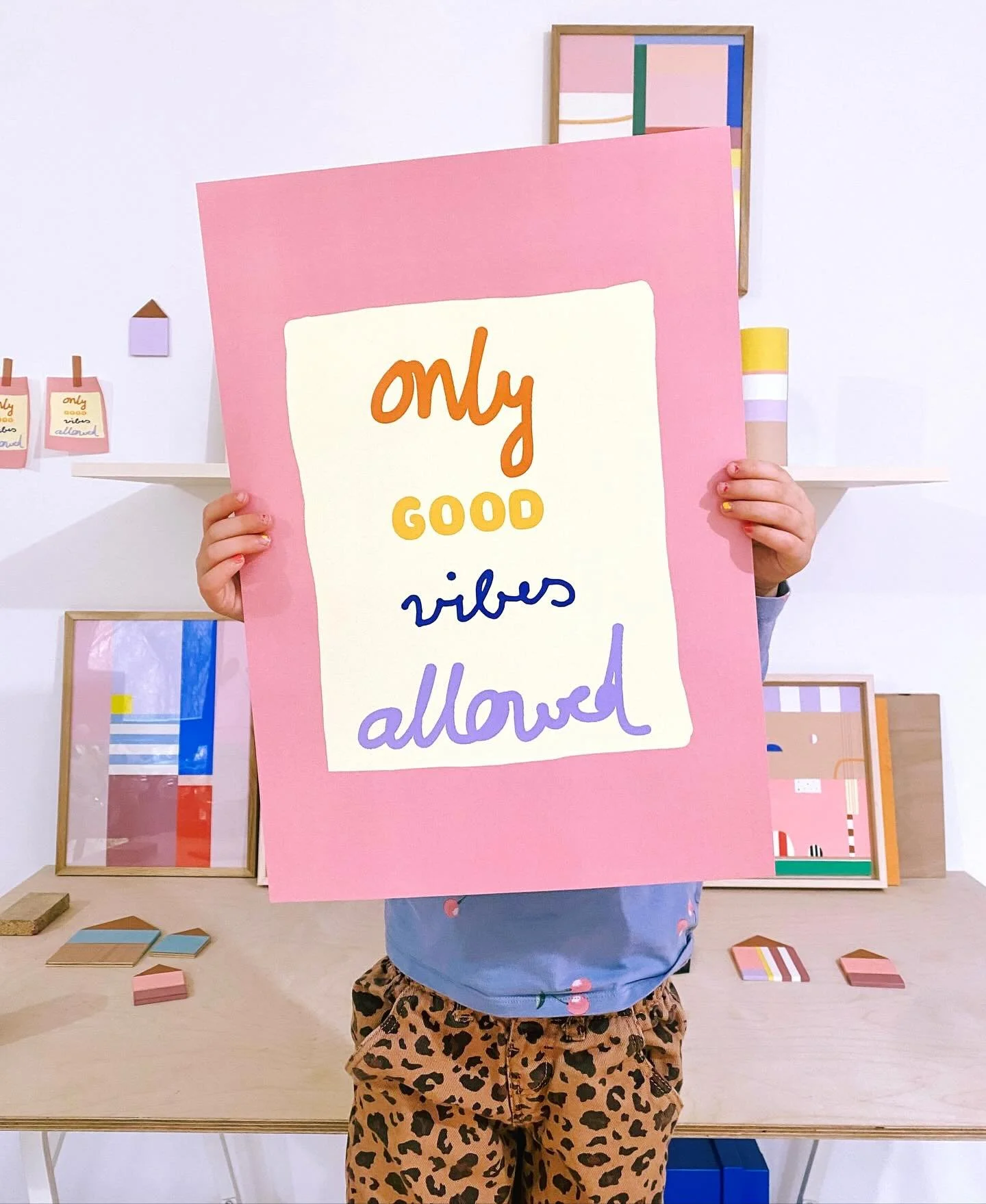 Only good vibes allowed - gibt&rsquo;s jetzt auch als Poster 😊✌🏻! DIN A3 gro&szlig; auf FSC-Papier, lokal gedruckt im Dreil&auml;ndereck 🇩🇪, 🇫🇷 &amp; 🇨🇭und picked up, wraped und much love einget&uuml;tet f&uuml;r Euch 😁!

So l&auml;sst sich 