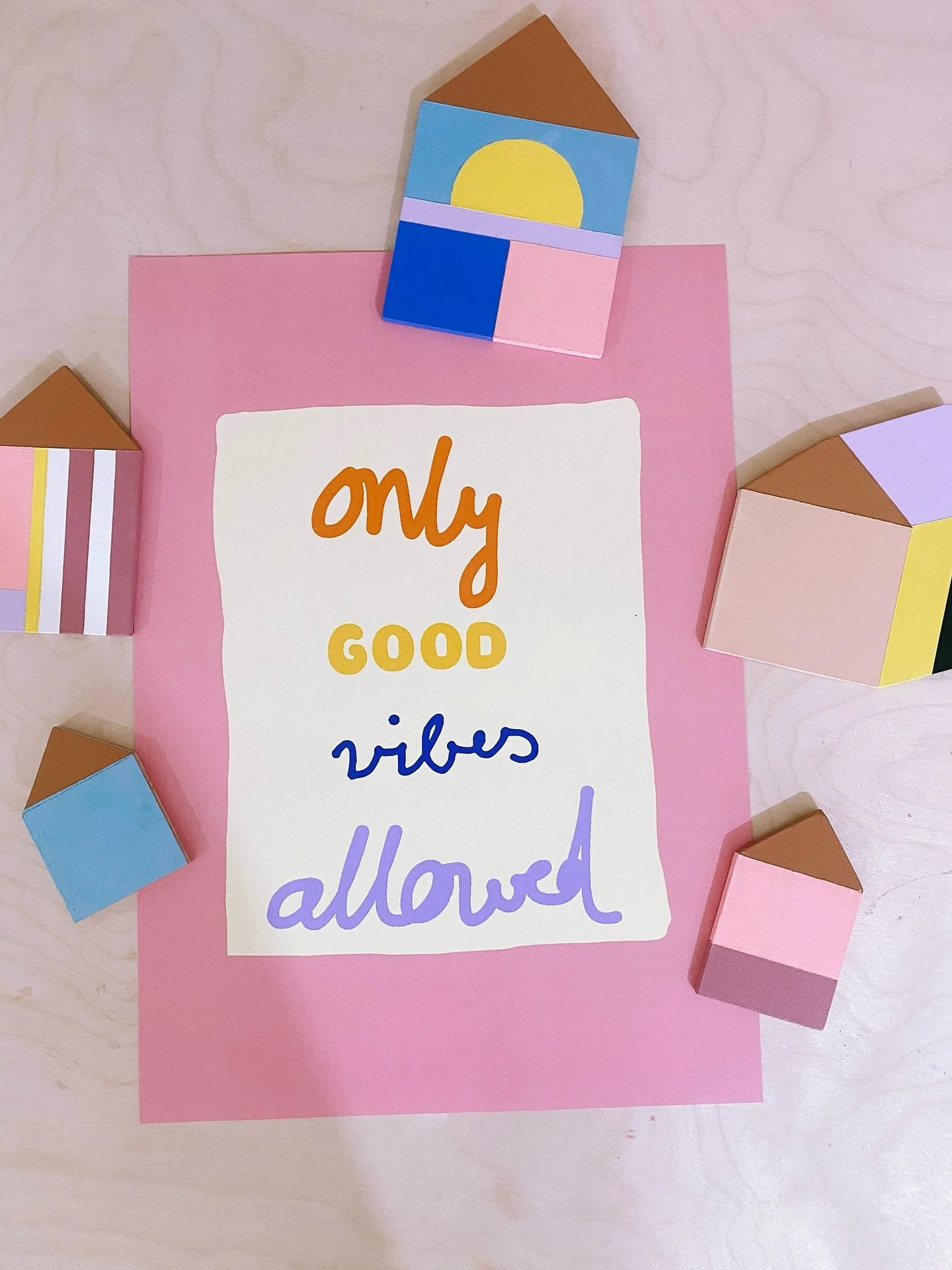 Lass nur Gutes rein (in die neue Woche) 😉✌🏻!!!

&ldquo;Only good vibes allowed&rdquo; soll dich in deinem Alltag liebevoll daran erinnern sich mit Herzensmenschen 💛 zu umgeben. Menschen mit denen du einfach gerne zusammen bist, weil sie positive E