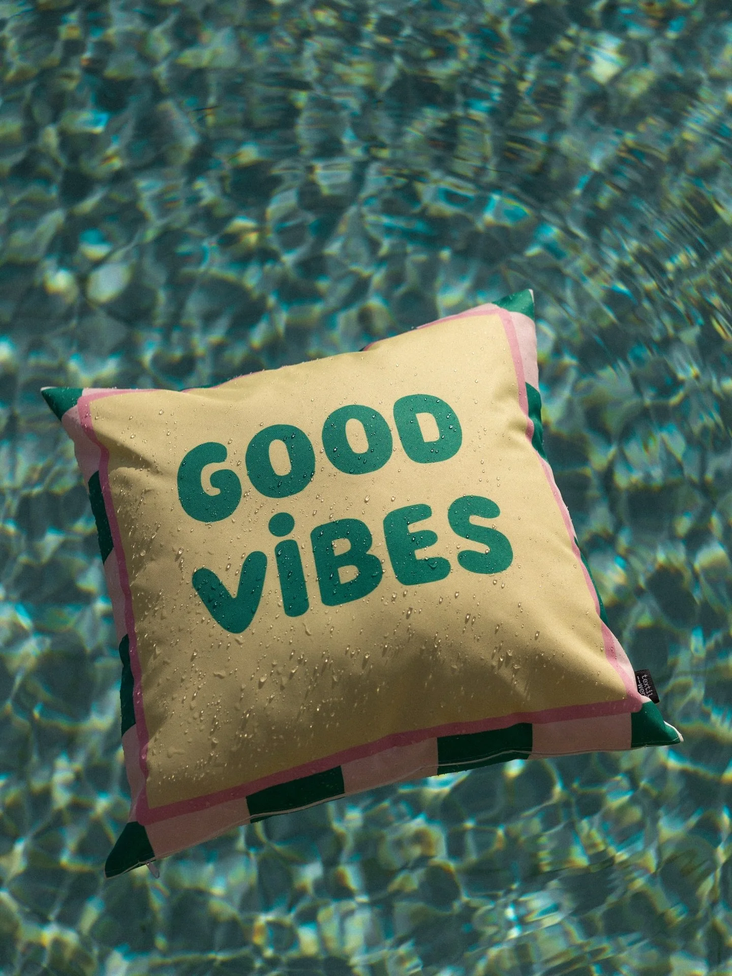 Mir ist heute einfach nach Sommer ☀️😉!

&bdquo;Good vibes&ldquo; ist Teil meiner diesj&auml;hrigen Sommerkollektion bei @textilwerkcom.

&bull;
&bull;

#ineskeck #kissen #summerfeelings #summervibes #poolparty