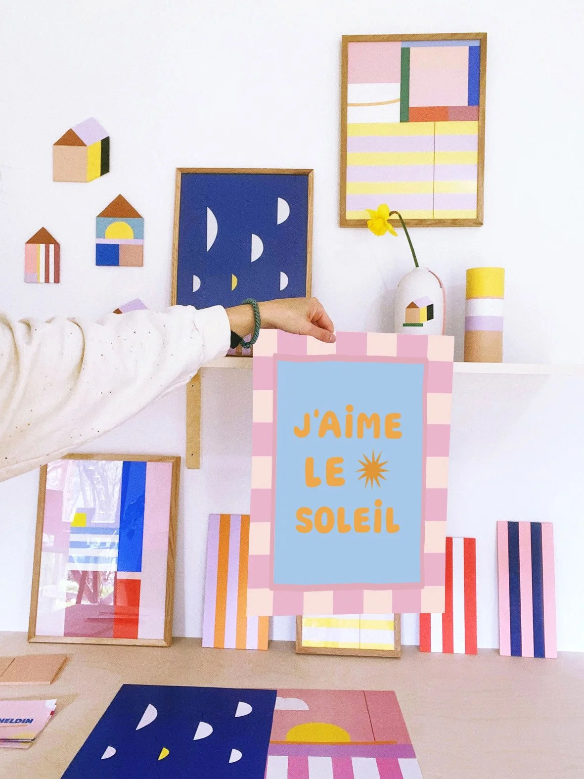 Bunte Vasen mit Blumen vor weißer Wand, Farbfotos und Kunstwerke