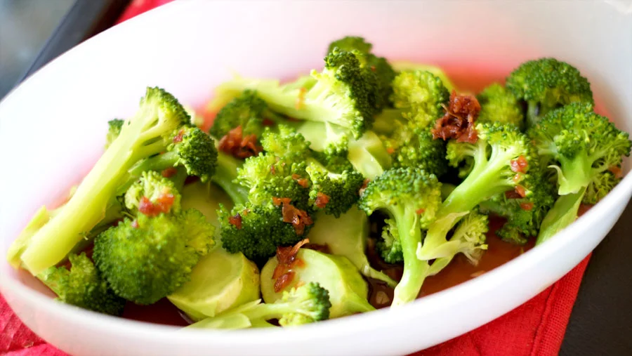 Heathy Steamed Broccoli in Oyster Sauce Prep time: 5 mins Cook time: 10 mins Total time: 15 mins Ingredients: · 1 medium head of Broccoli · 2 tablespoons Oyster Sauce · 1 teaspoon fried minced Garlic (optional) · 2 tablespoons Water Instructions: 1) First, pre-heat the steamer. Cut the broccoli into bite-sized pieces and place on a steamer-friendly container. 2) Mix the oyster sauce with the water to create a watery sauce and pour that over the broccoli. If you are using fried minced garlic as well, that will go on top of the oyster sauce. 3) Steam the broccoli for 10 minutes and serve!