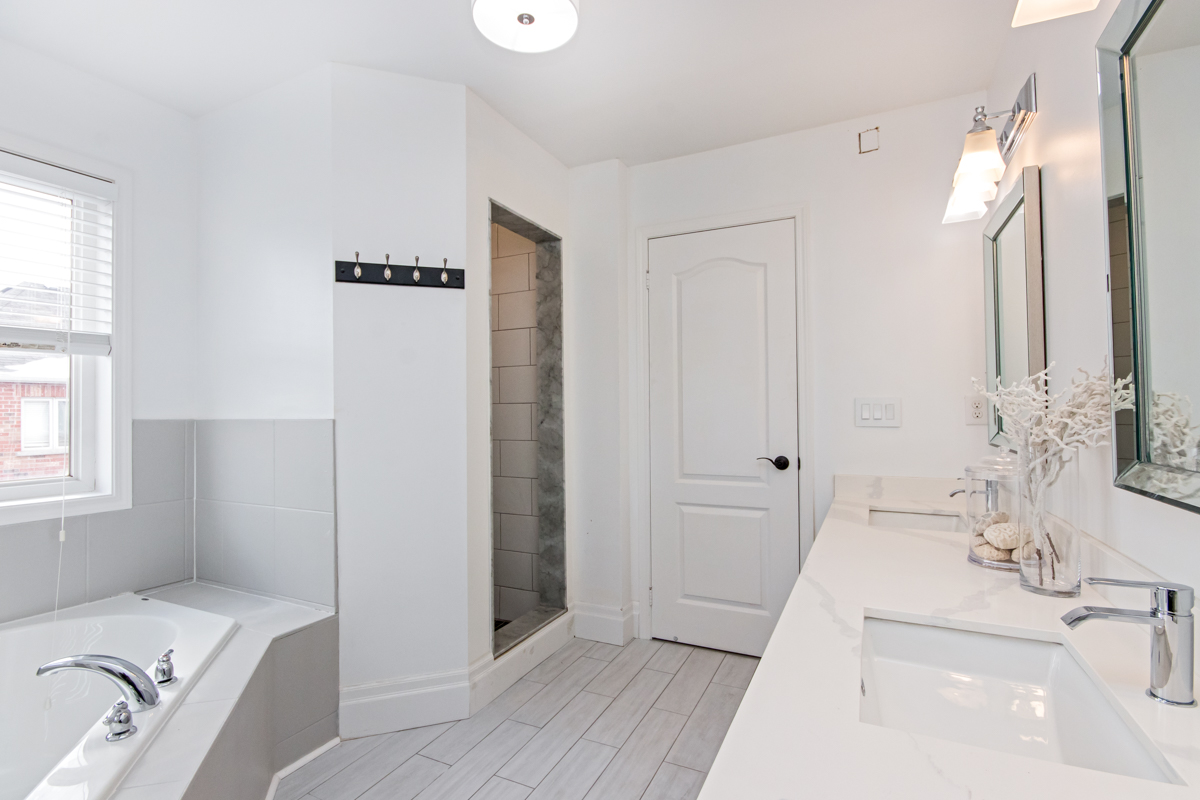 3346 Moses Way - Large ensuite bathroom