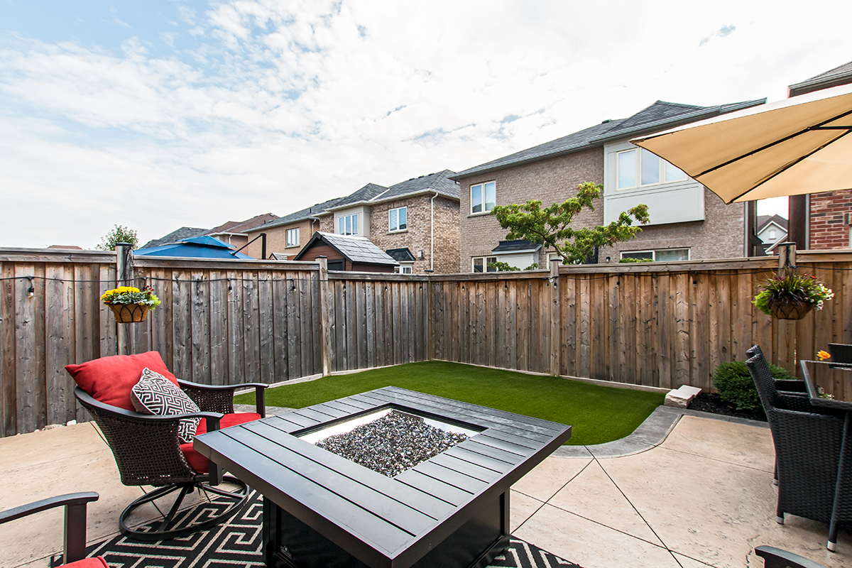 3346 Moses Way - Outdoor furniture & enclosed firepit