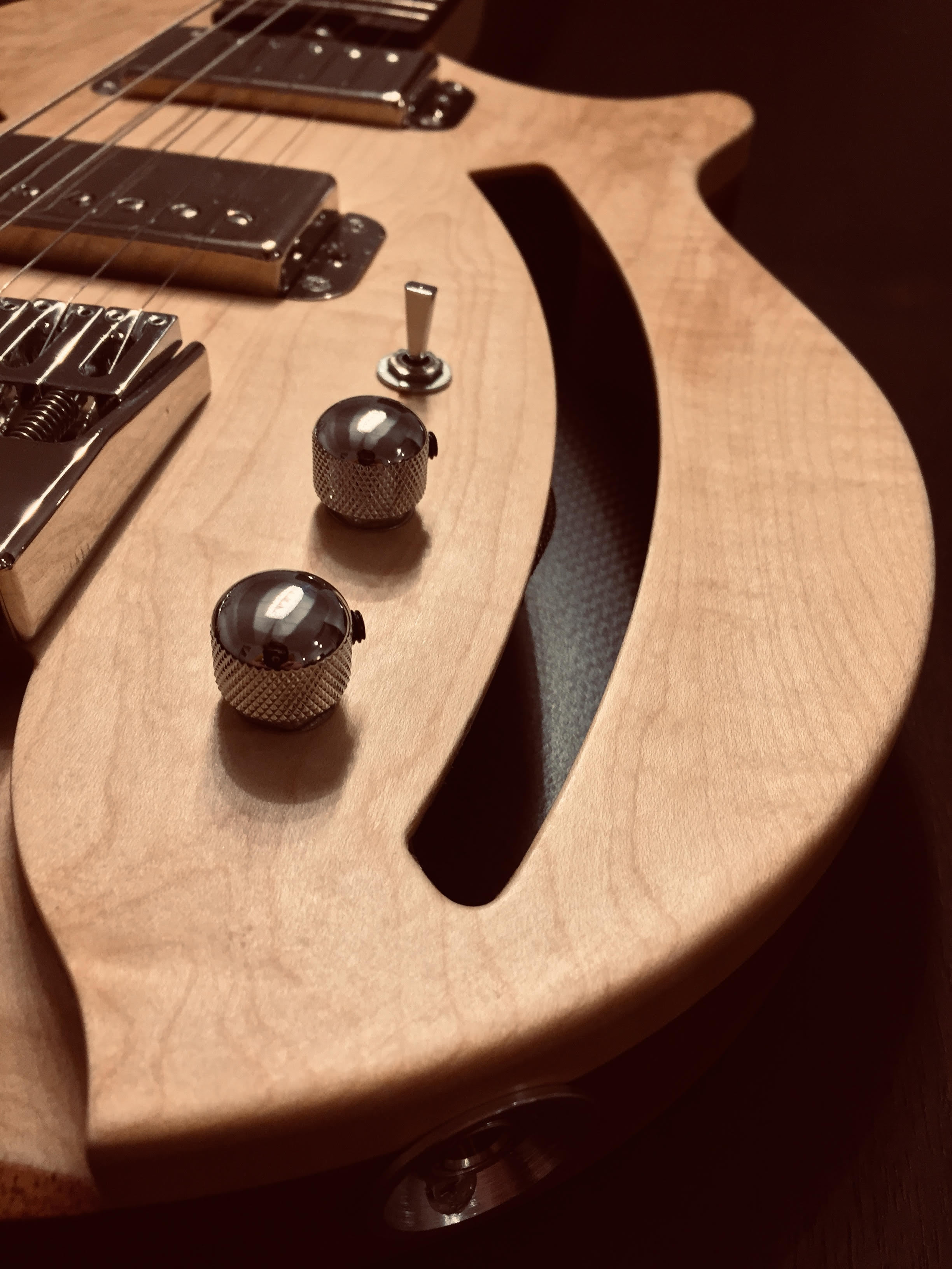 The cutaway is specially designed to promote easy access to the guitar’s 22 frets. The pickups are U.S.A. Seymour Duncan Seth Lover sets. Hand built in the U.S.A. exactly the way Seth Lover designed, these faithful P.A.F.s deliver a warm airy, open tone by striking just the right balance of low end warmth with a smooth but articulate top end. The Alnico 2 bar magnet helps to sweeten the high end response. Chords will have a full, open sound, and single notes will have a soft, yet articulate feel. The un-potted nickel silver cover gives the tone an almost piano like percussive quality. The wiring is military grade U.SA. Emerson electronics, Switchcraft ¼” jack and Electrosocket