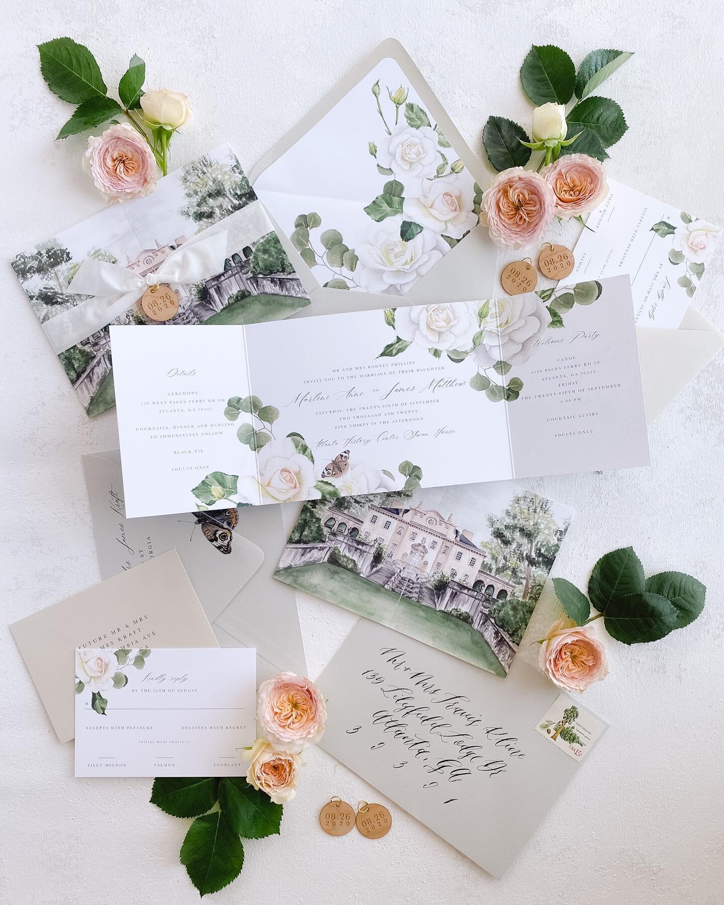 The perfect suite for a grand venue does not exi&hellip;.☺️✨the small real wood tag was just the perfect accessory to this @swancoachhouse invitation🤍🌿
Photo and styling: @inquisited ✨
#paperbetty #paperbettyinvitations #customweddinginvitations #c