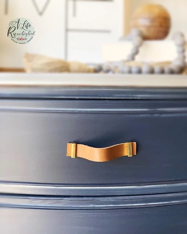 Happy Monday Friends! We are delighted for Week 5 of the #RefinishedFurnitureTour !⁣⁣⁣
⁣
We hope you will join us to connect with new artists and get inspired to refinish and style your furniture in unique ways!⁣⁣⁣
⁣
Here&rsquo;s how to join!⁣⁣⁣
⁣
🎨