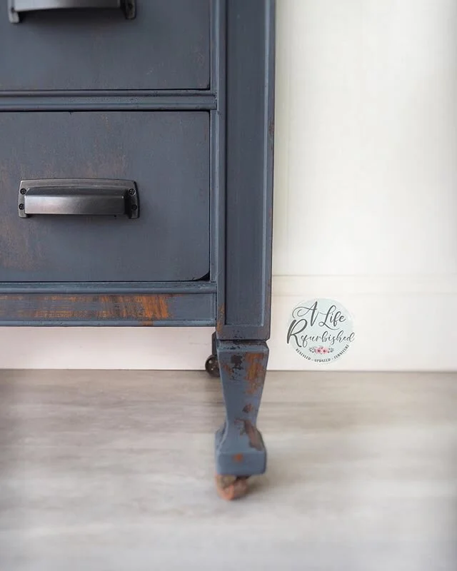 Happy Monday Friends! We are delighted for Week 6 of the #RefinishedFurnitureTour !⁣⁣⁣⁣
⁣
We hope you will join us to connect with new artists and get inspired to refinish and style your furniture in unique ways!⁣⁣⁣⁣
⁣
Here&rsquo;s how to join!⁣⁣⁣⁣
⁣