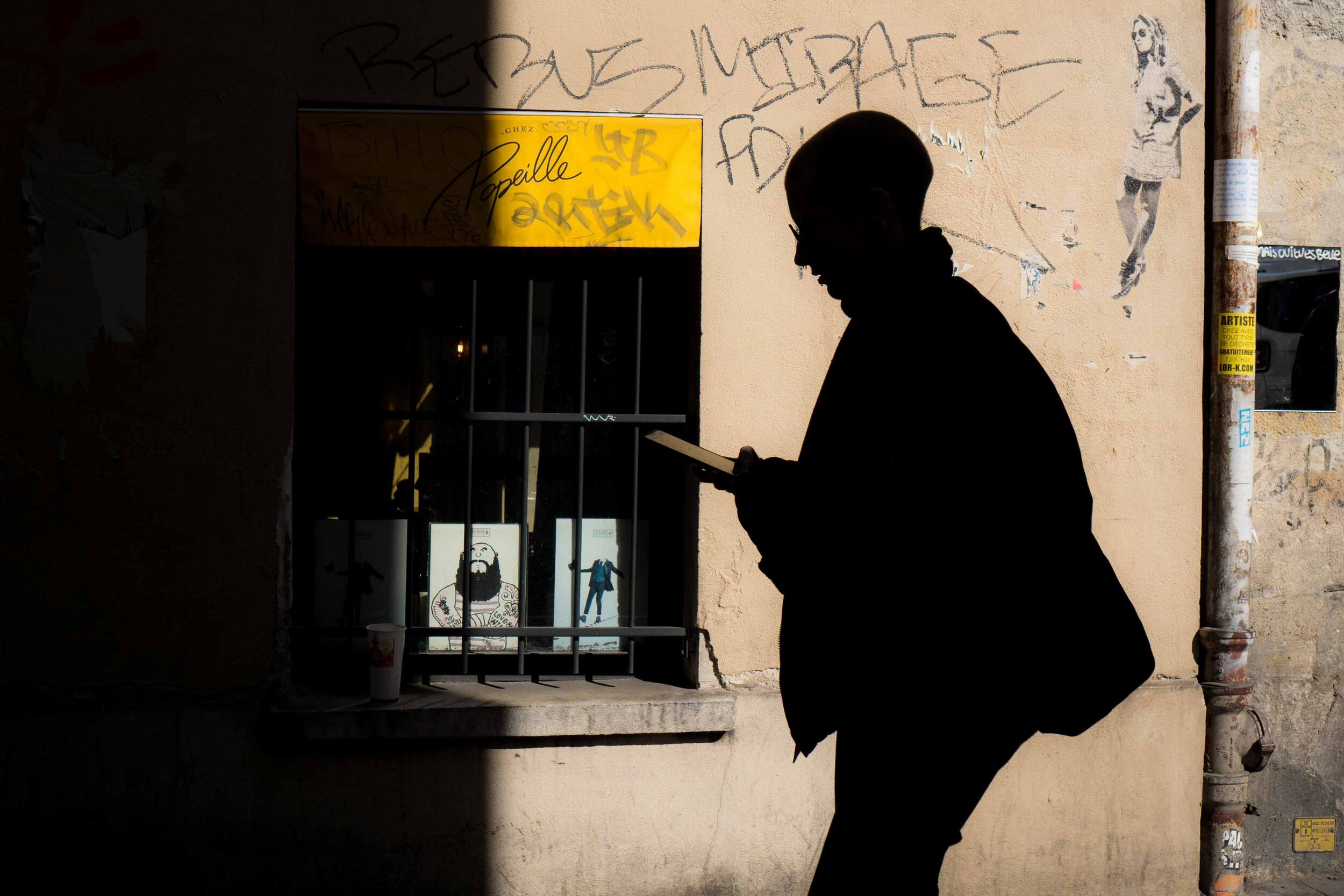 Silhouette au crâne rasé