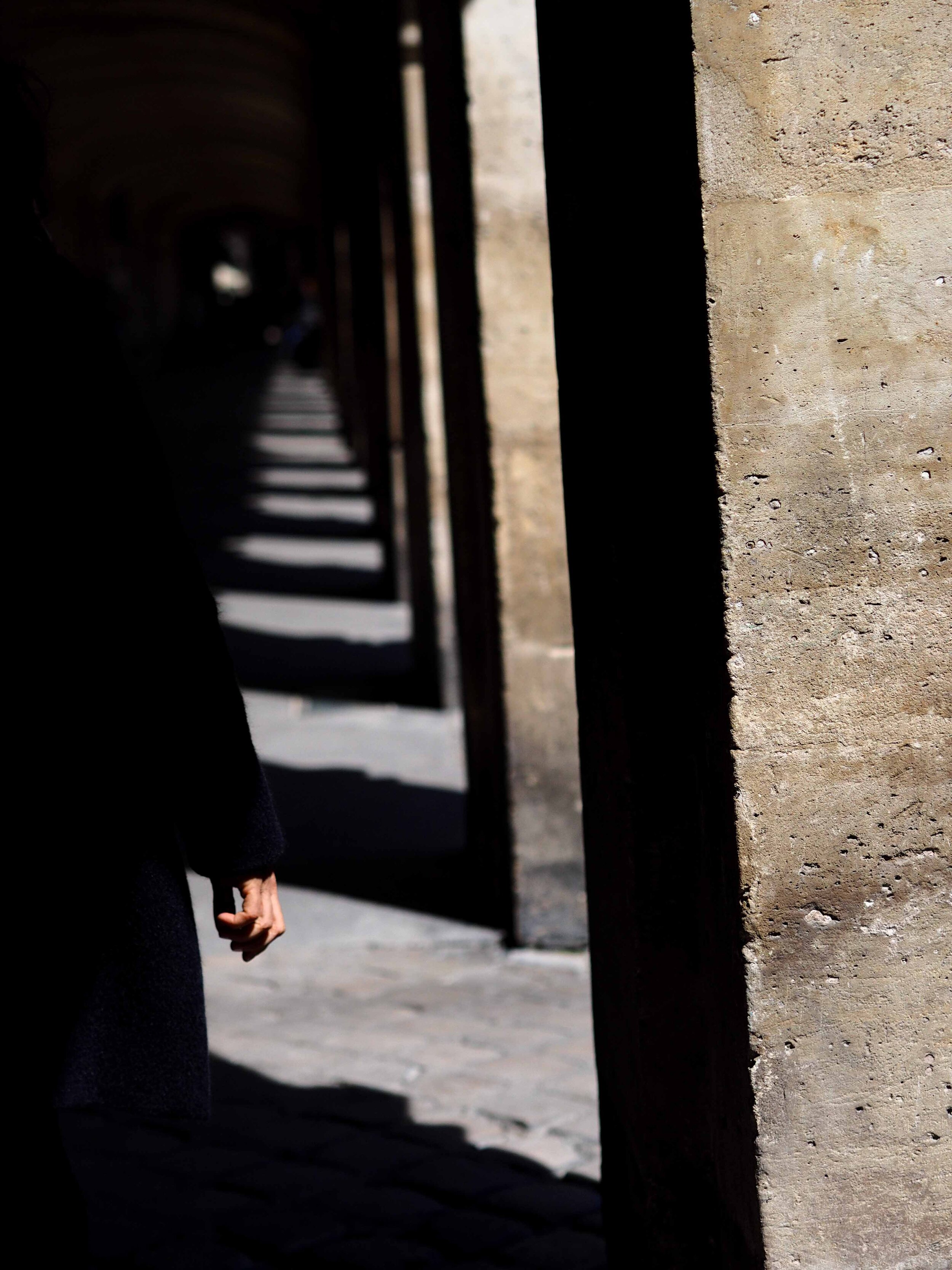 La main sous les arcades