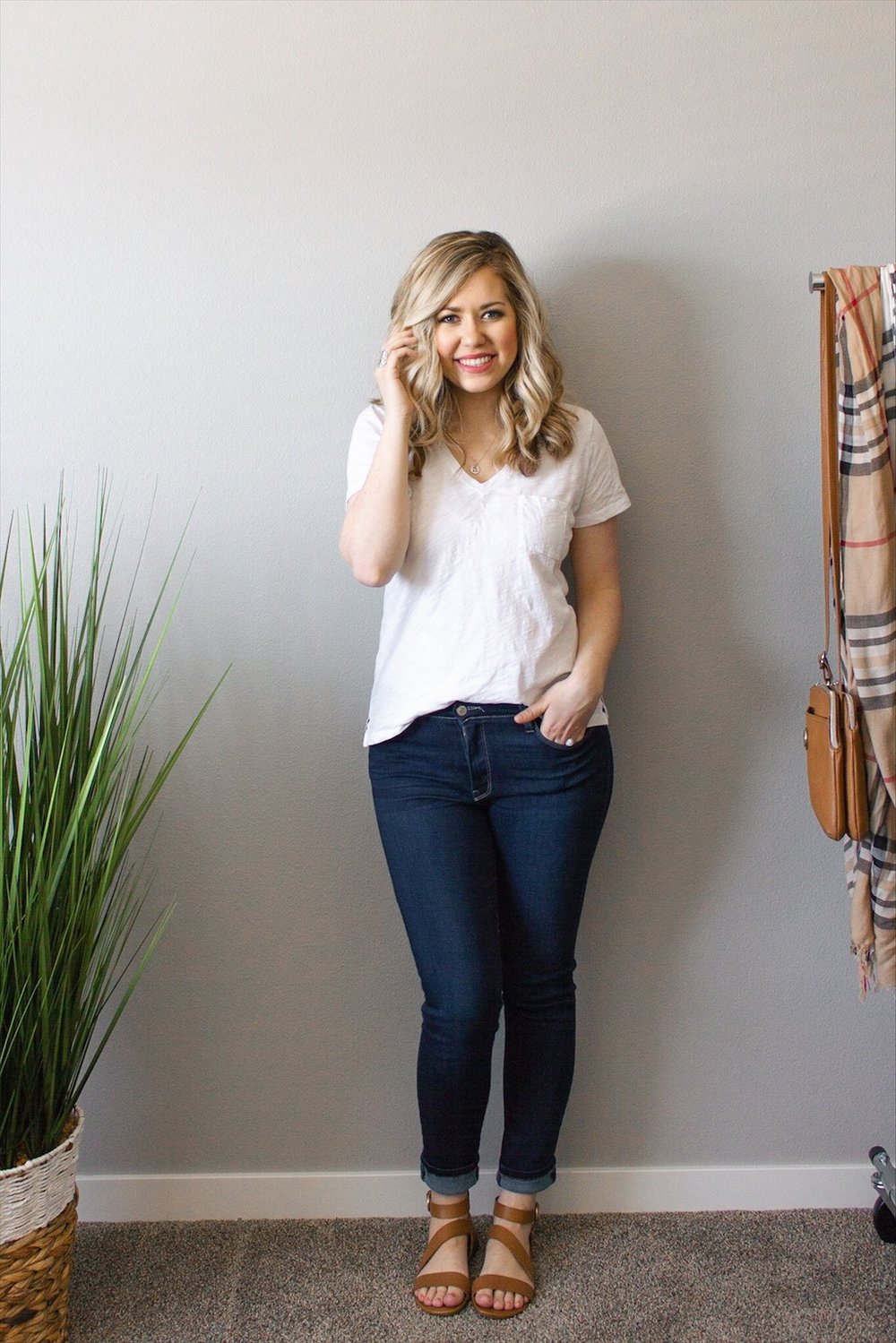 cilia stivhed kjole 3 Ways to Style a White Tee + Jeans Outfit — Adrianna Bohrer