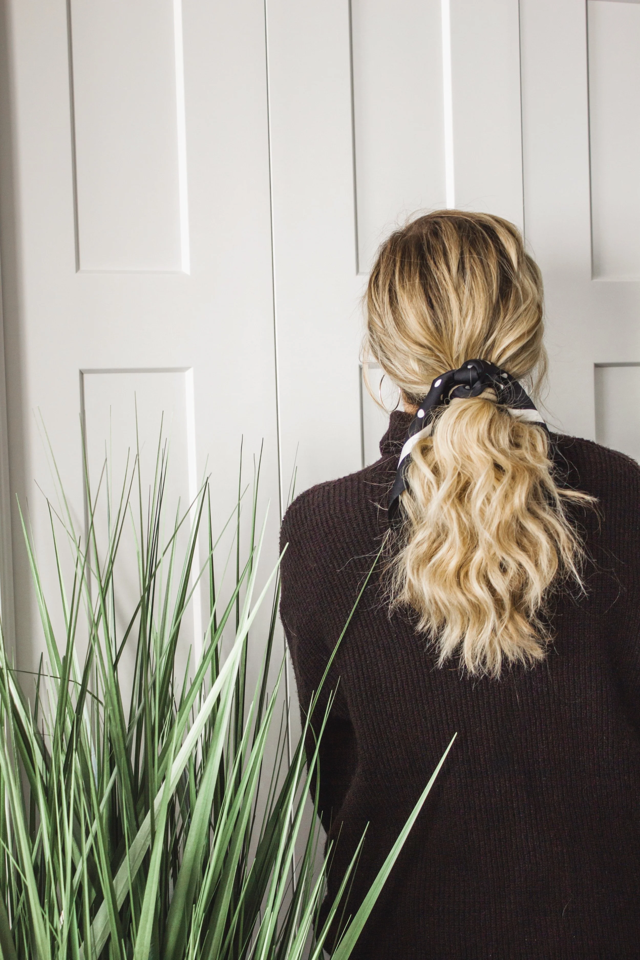 3-Ways-to-Tie-a-Silk-Scarf-in-Your-Hair-02.jpg