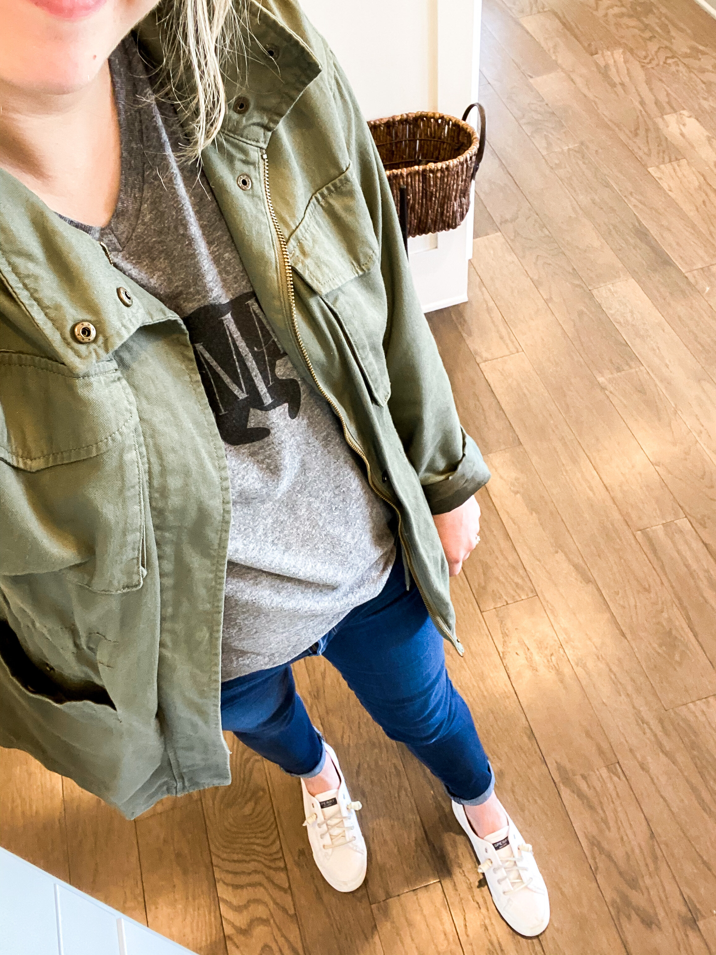 3 Cute & Casual Postpartum Outfits to Wear with a Graphic Tee — Adrianna  Bohrer