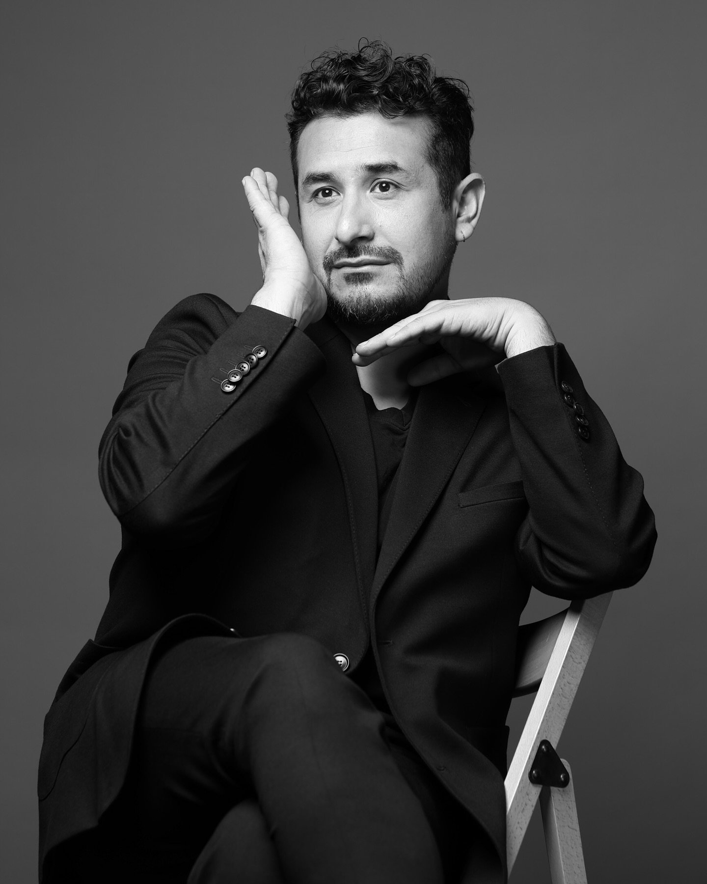 Day off 🖤 
&ldquo;Se ven las caras, pero nunca el &hearts;️ &ldquo;
 📸 by @baklavadrop 
&bull;
&bull;
&bull;
#portrait #alvarozambranotenor #operasingerofinstagram #instamood #tenor #life