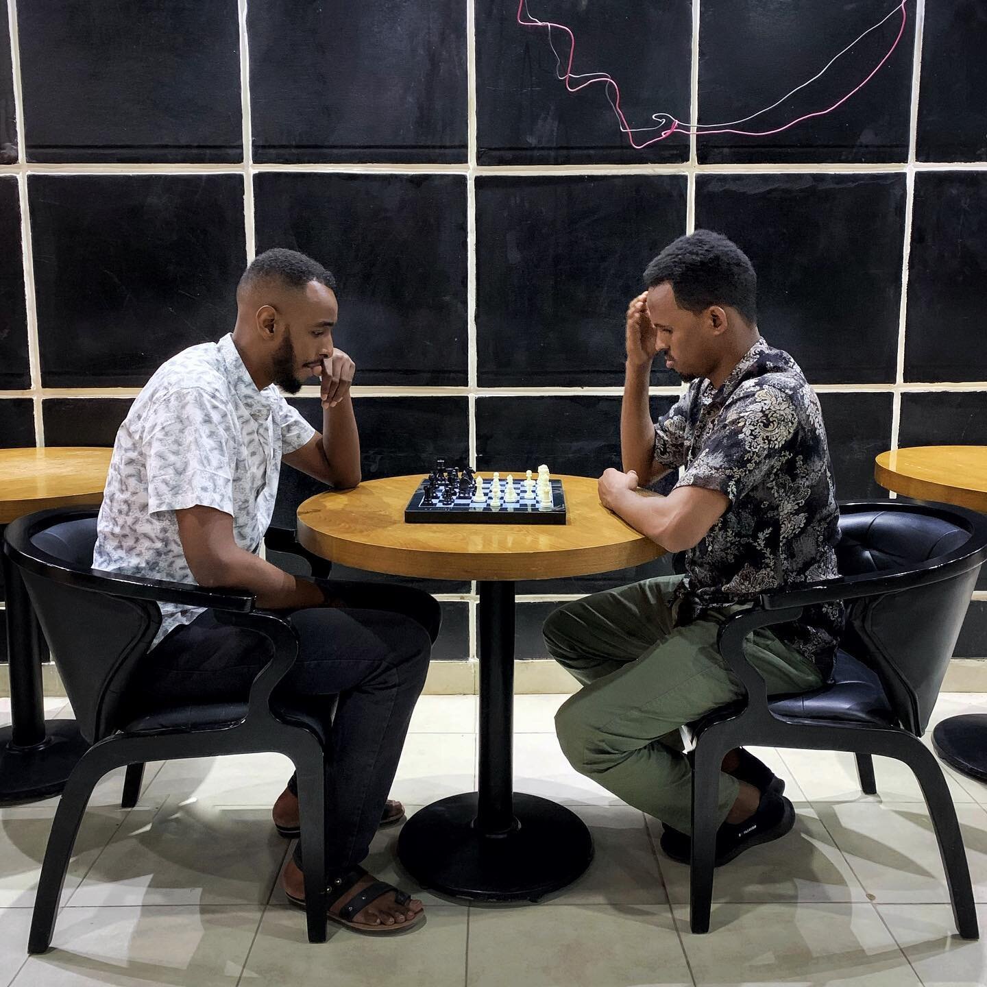Friends playing chess at a game center in #Hargeisa.
Photo by Mustafa Saeed @themustafasaeed #MustafaSaeed 

#EverydayAfrica #EverydayHornOfAfrica #EverydayEverywhere #Hargeisa #Somaliland #Somalia #GameCentre #LateGram #Chess