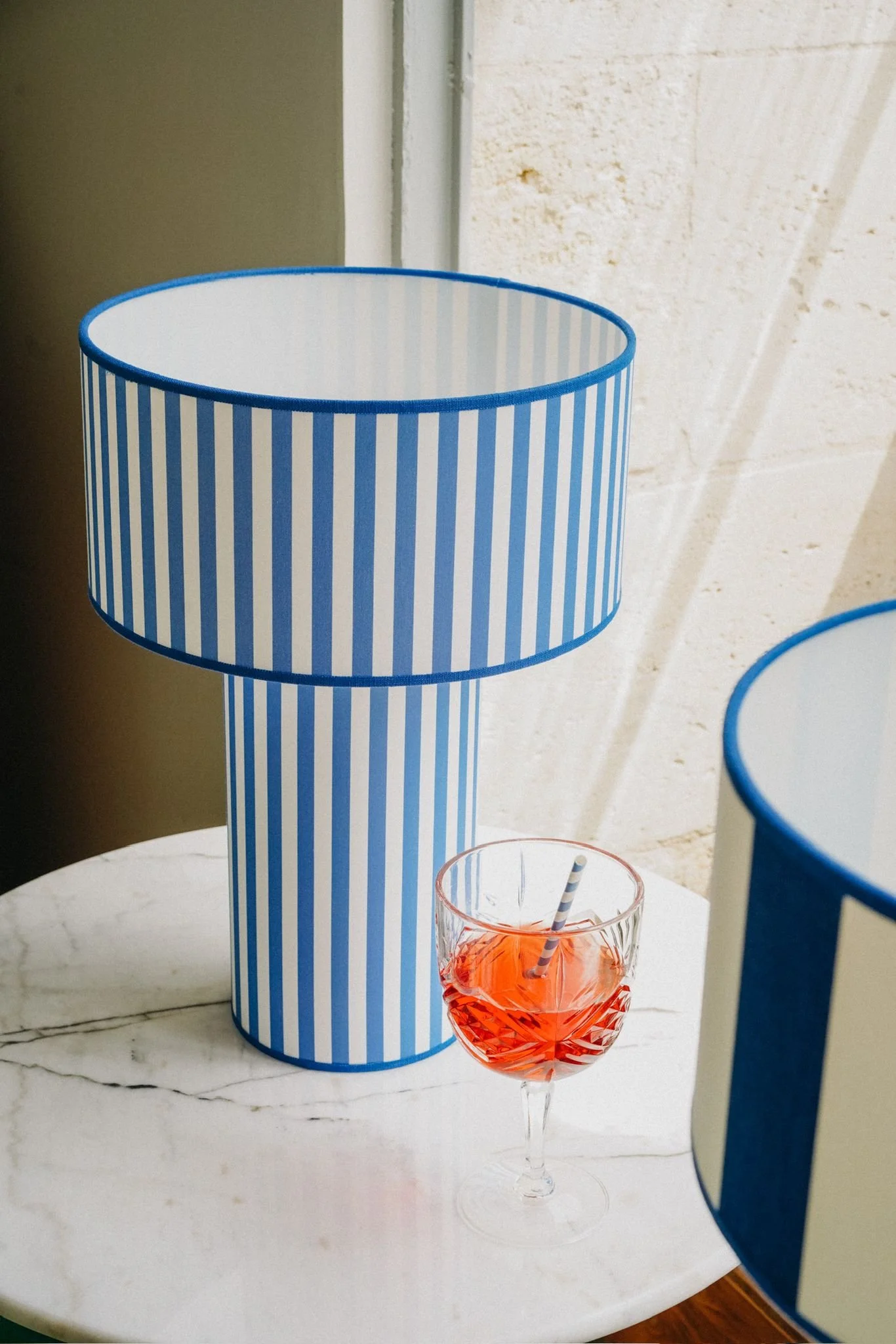 OCTAVEO - Lampe à poser rayures bleues et blanches