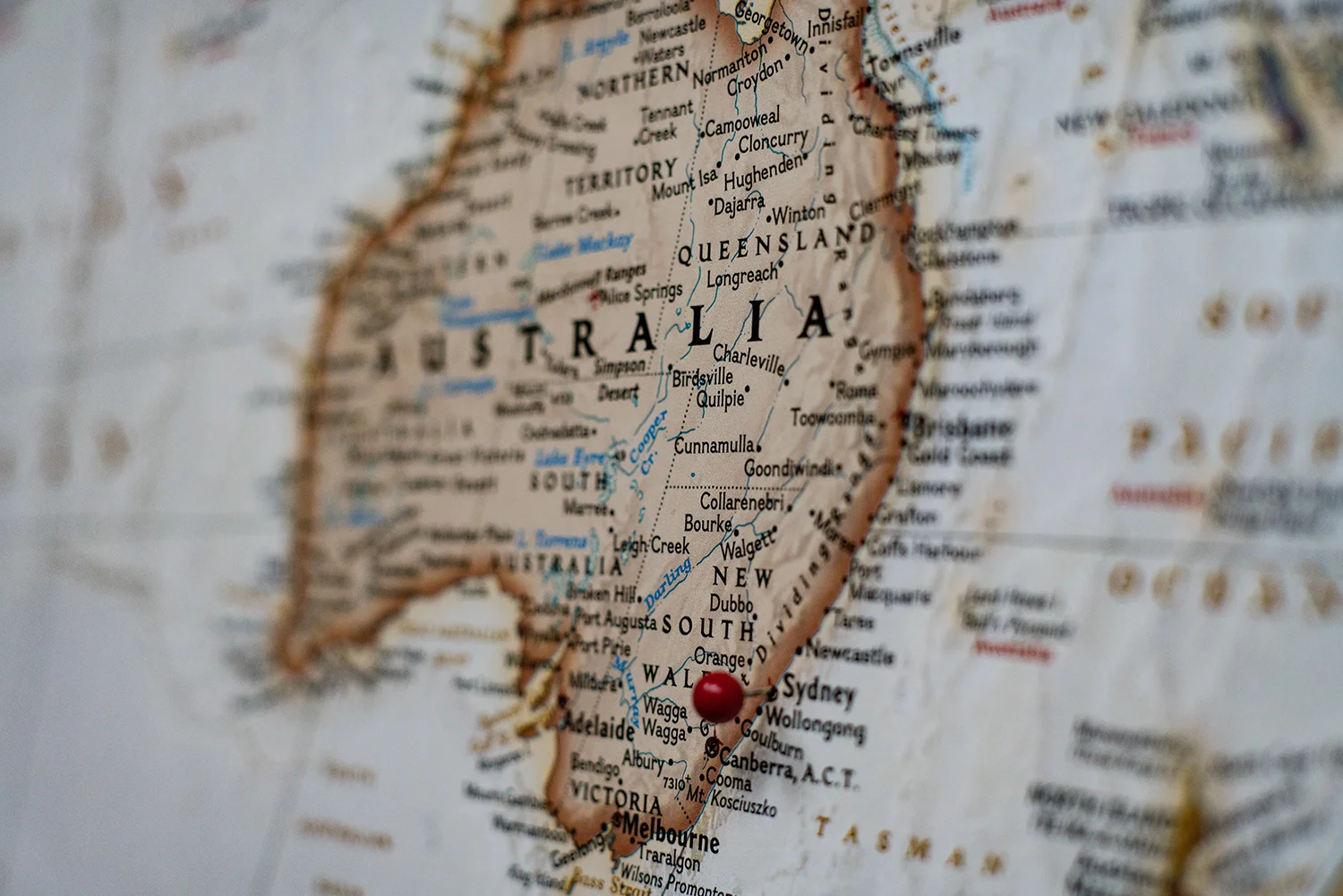 Map of Australia with a red pin on Sydney
