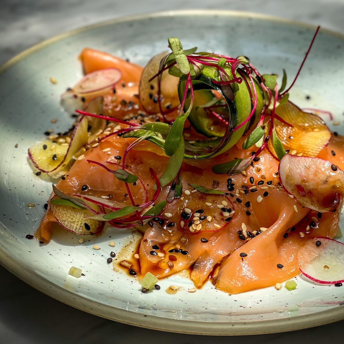 SALMON CON ALIOLI DE MISO 

SMALL PLATES. La nueva propuesta, platitos para compartir, llenos de sabor, nuestros vinos consentidos y nuestra carta de siempre. A partir de la 1.00 pm
