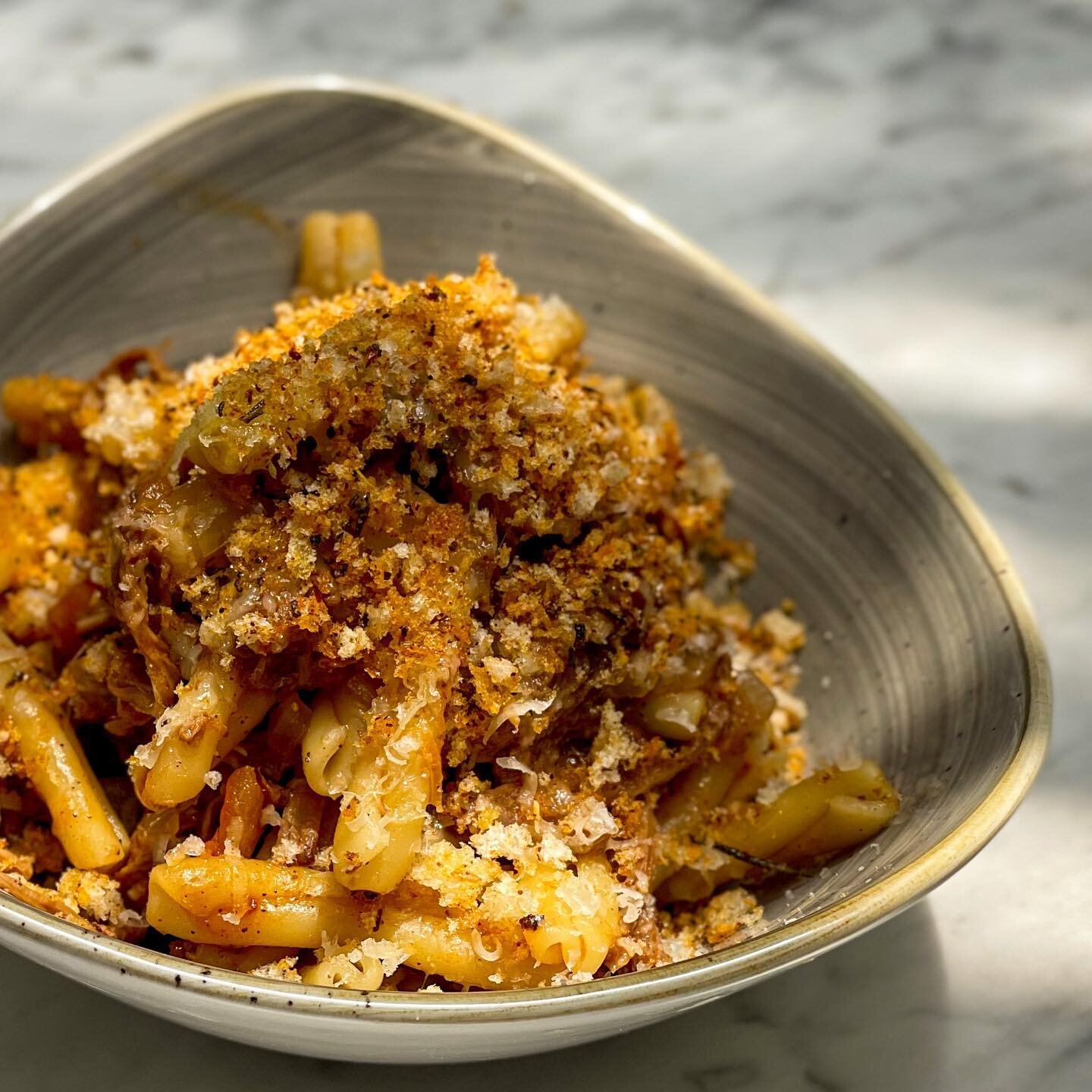 CASARECCE CON RAG&Uacute; DE BRISKET. Pasta artesanal corta, BRISKET cocinado Loari y a baja temperatura, parmesano y pangratatto de chiles secos. 
Small plates &amp; goods wines 🤍