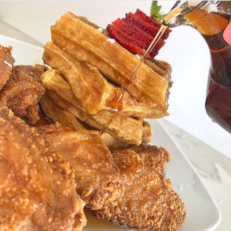 No Easter eggs for brunch, just the chicken that they came from 😂

📸: Fried chicken and buttermilk waffles with bourbon maple syrup 

Recipe link in bio - Wishing you all a great weekend and a Happy Easter!