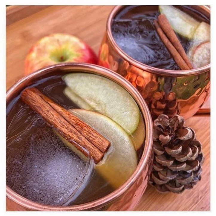 Cheers to the weekend with these apple cider mules 🍎🍏🍻

An easy drink recipe for fall and spooky szn gatherings - link in bio!