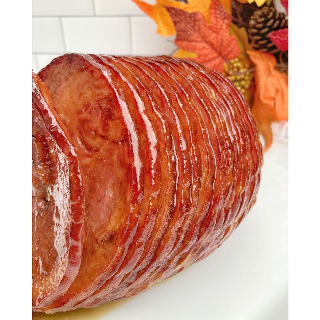 #AD About to go ham this holiday season&hellip; literally 😂

📸: Brown Sugar &amp; Bourbon Glazed Ham

Partnered with @pedersonsfarms to share holiday protein recipes (*whispers* that don&rsquo;t include Turkey lol)

Say hello to the brown sugar and