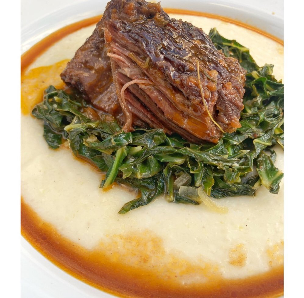 Post- Christmas brunch mood 

📸: Braised Short Ribs over collard green ribbons and Parmesan cheese grits 

Wishing everyone a delightful holiday season. Thank you for being here! ❤️