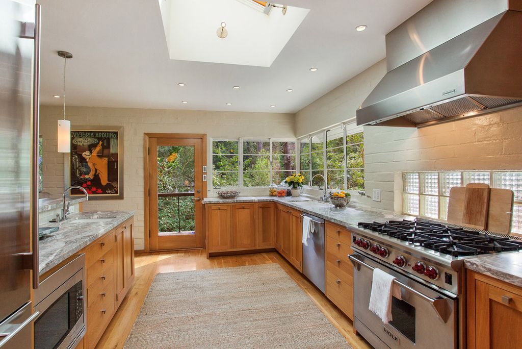 18 oak drive kitchen 2.png