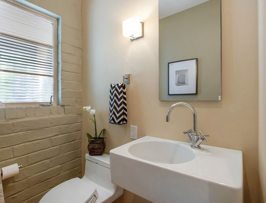 18 oak drive guest bath.png