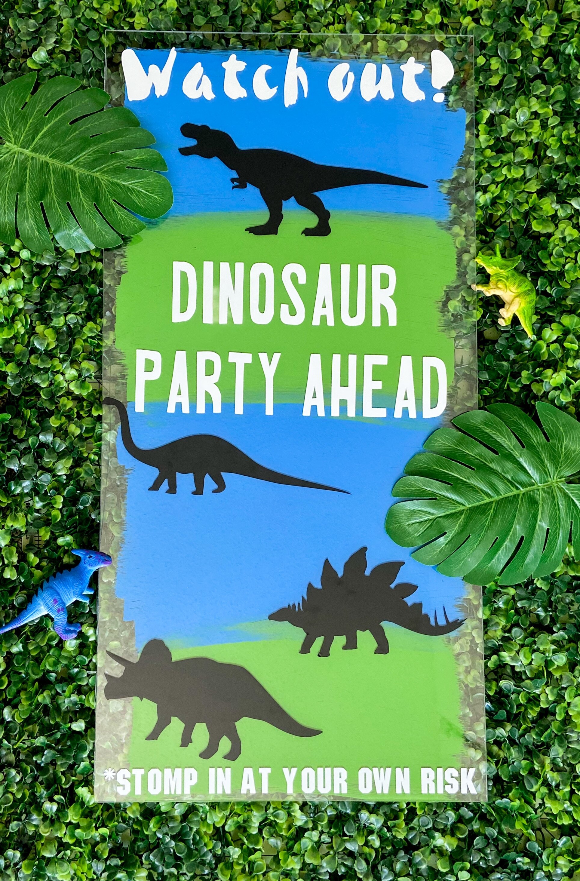 Dinosaur Party Welcome Sign DIY 1.JPG