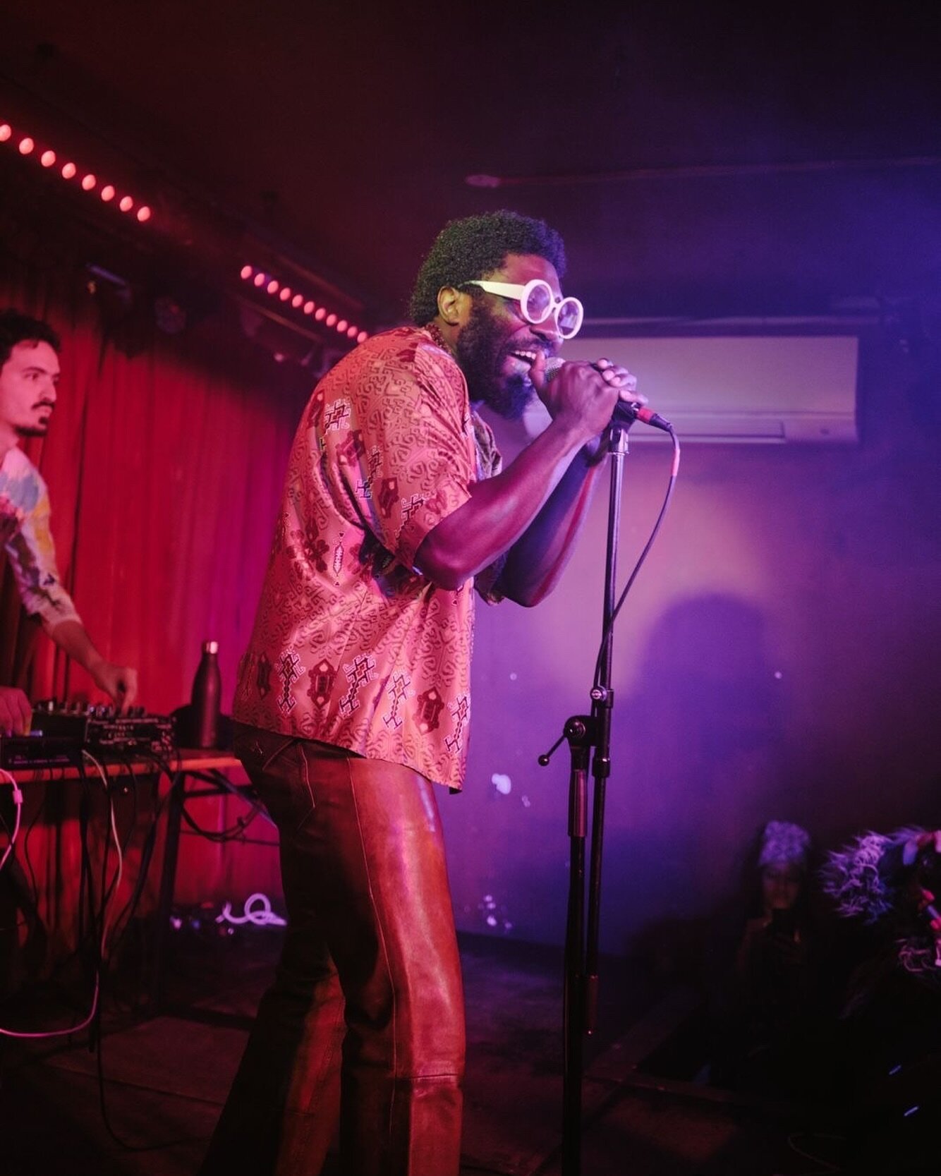 🎶 @jeffdarko live from London! 🌟 

Rocking our OOH. kimono shirt on stage, Jeff showcases his soulful expression of art through music 🎤 

With a passion for live performances and crafting new music, Jeff captivates audiences across the U.K. and Eu