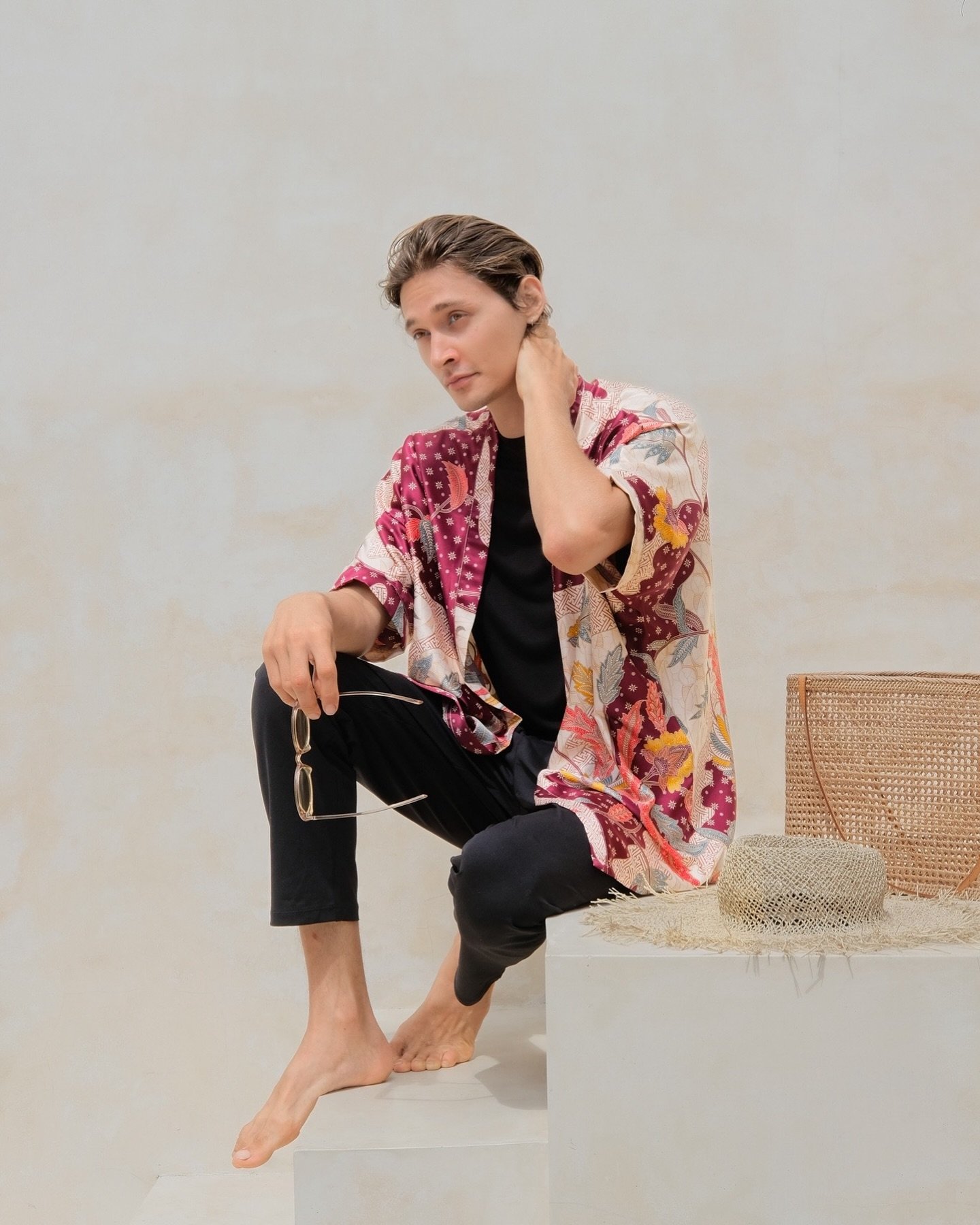 The &ldquo;Selva&rdquo; unisex kimono shirt is a vibrant masterpiece adorned in a captivating red flower print. It elevates any style game with its bold and passionate hues. 

This kimono shirt embodies a harmonious blend of artistic expression and c