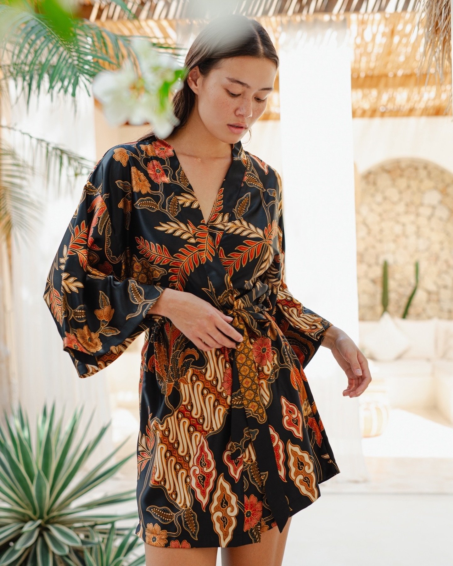 Step into the realm of refined luxury with our PEMBA kimono robe, a fusion of exotic allure and timeless sophistication. Crafted for the modern woman who seeks elegance in every moment, PEMBA embodies the essence of elevated loungewear 🎋

Wrapped in