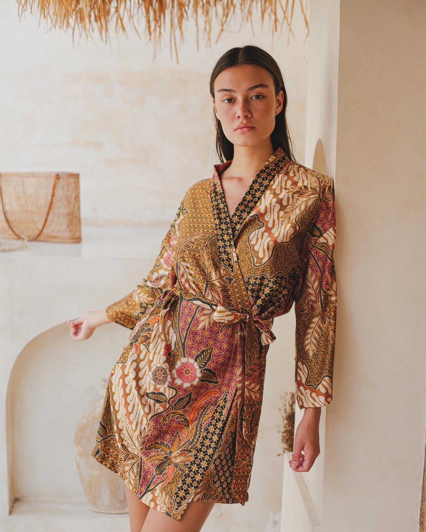Bega kimono robe is a harmonious blend of softness and sophistication 👘 

Crafted in gentle pink, gold and beige tones, the BEGA kimono robe exudes a sense of tranquility and femininity. Its soft hues envelop you in a cocoon of comfort, offering a s