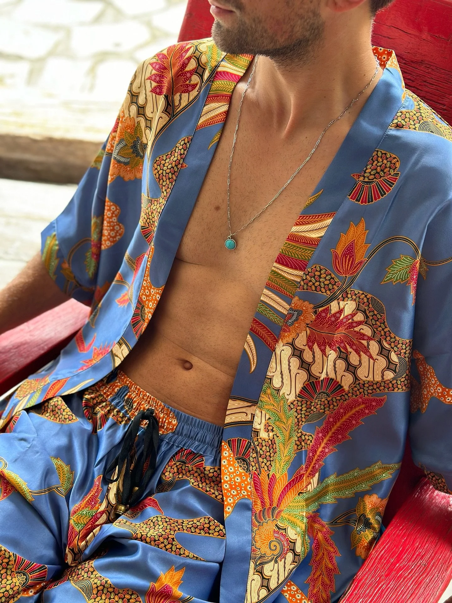 The SIMBA Set - a statement in hand-crafted batik, reimagined for endless summer days. Fluid, vibrant, and timelessly elegant ☀️

.
.
.
.
.
.
#originofhearts #kimono #mensoutfit #bluekimono #kimonocardigan #giftforhim #festivalwear #giftforhim #resor