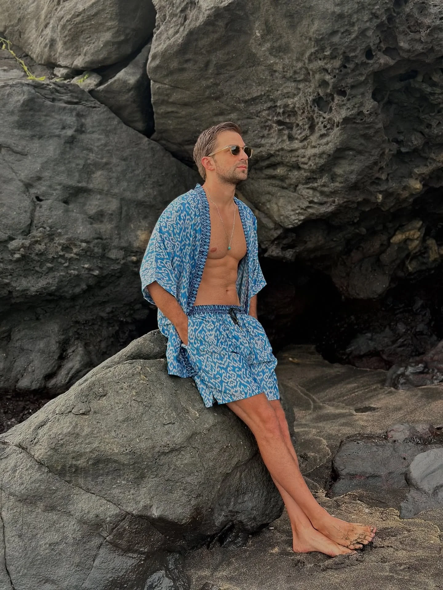 Last days of European summer means we are packing for our beloved Asia. Back to the land of turquoise waters, swaying palm trees, sounds of birds and endless summer. Who&rsquo;s coming? 🌴☀️

.
.
.
.
.
.
#originofhearts #kimono #mensoutfit #bluekimon