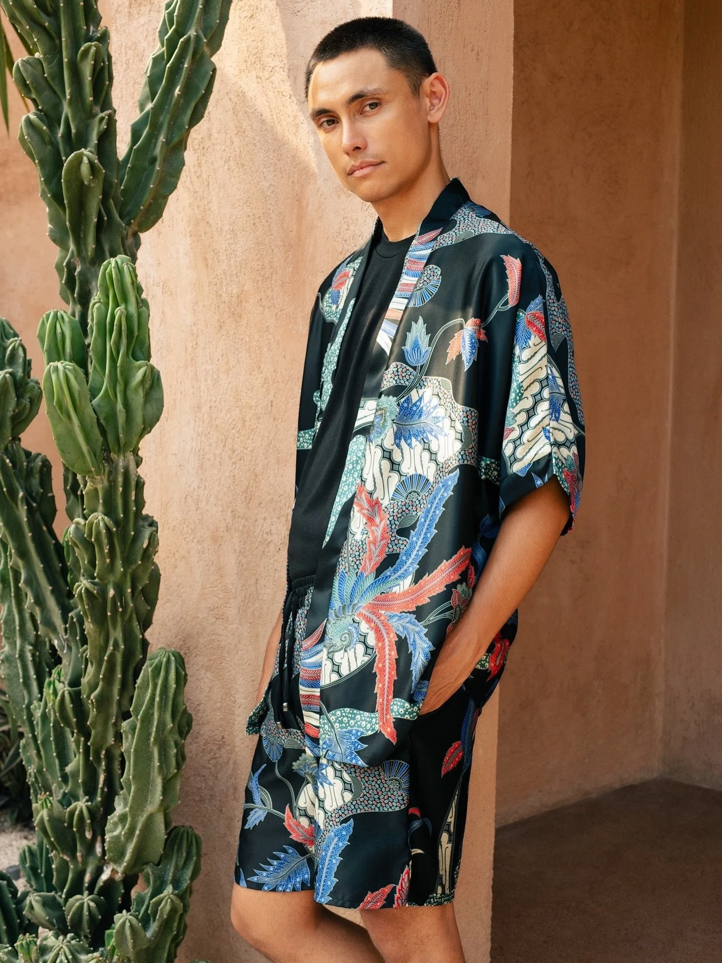 Bold lines, fluid cuts, and the art of Batik redefined. The Akari Kimono Set brings tradition into the now - relaxed, striking, and made for moments that stand out. 🌵✨

Explore the collection at originofhearts.com.

.
.
.
.
.
.
#originofhearts #kimo