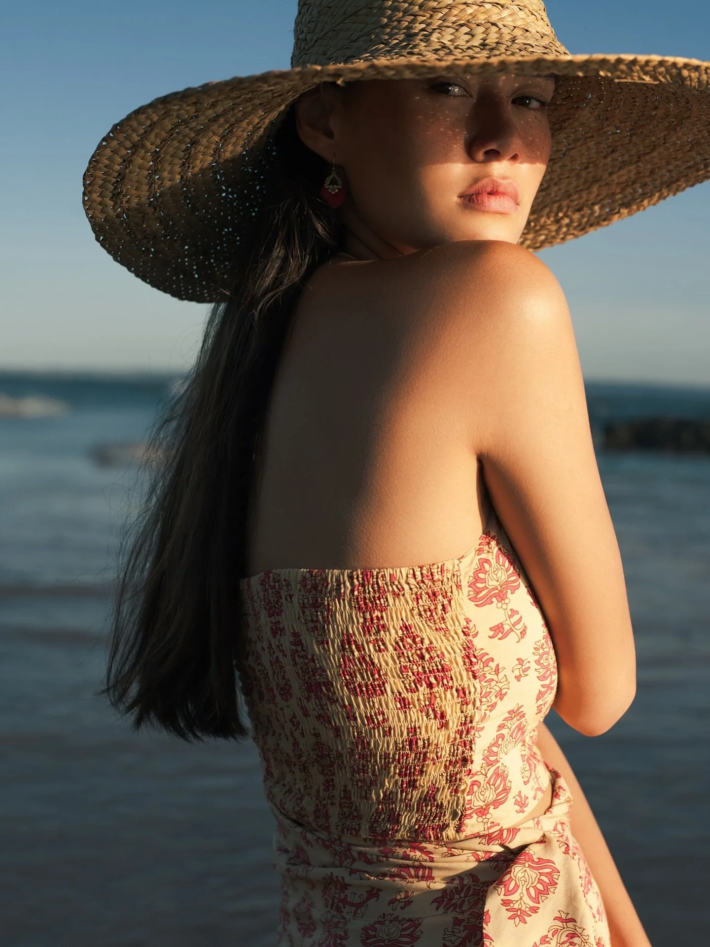 Sun-kissed in the Luma Sarong Set.
Easy elegance, from morning tides to evening light.
&rarr; Shop the look via link in bio.

#OriginOfHearts #BatikReimagined #MensStyle #SlowMade #ResortWearRevolution #BaliDesign

.
.
.
.
.
.
.
#originofhearts #kimo