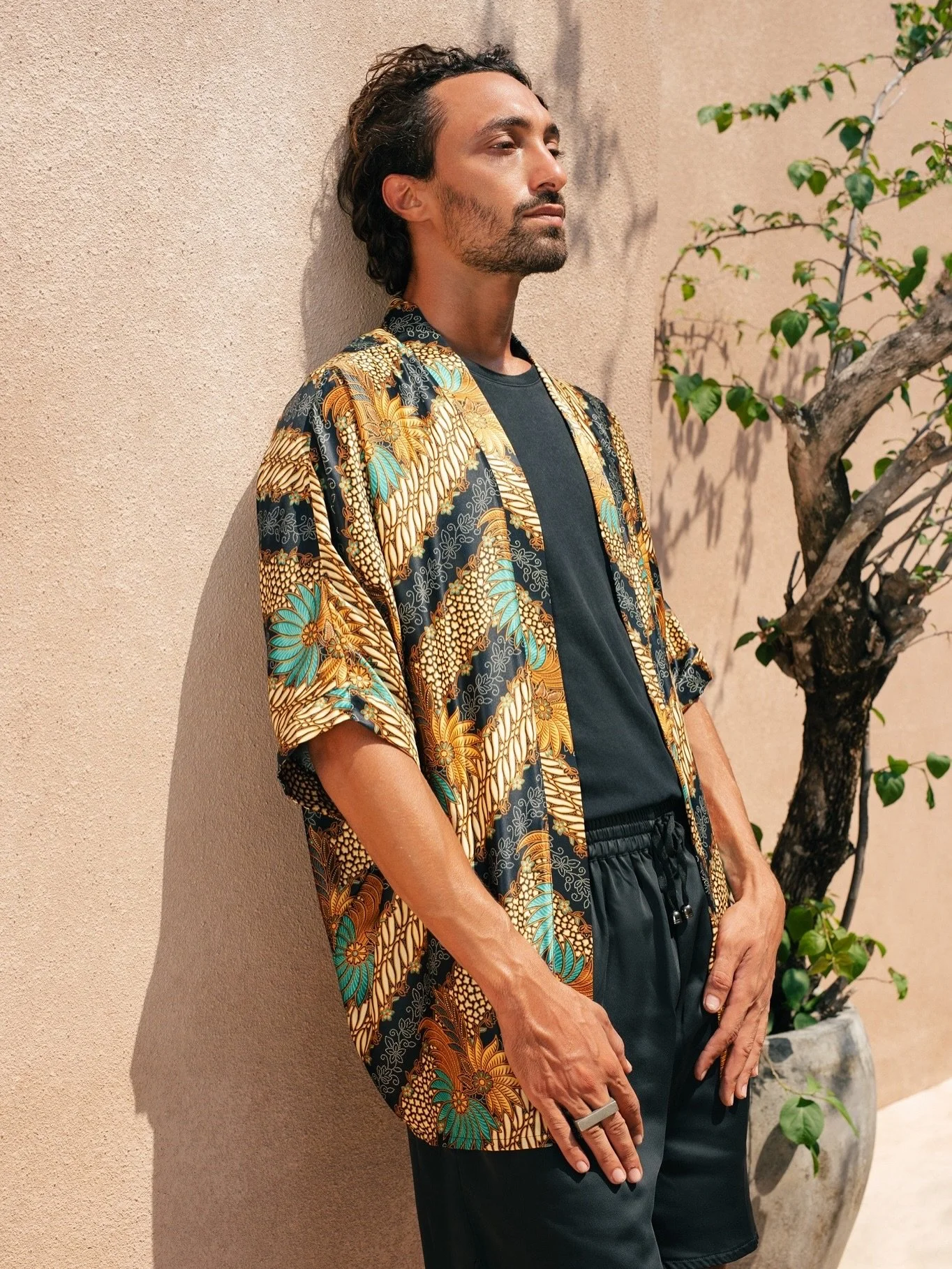 Bold, effortless, and made for tropical escapes 🌴 
The Nassau Kimono brings together hand-drawn batik motifs and fluid comfort - a timeless piece for sunseekers and free spirits.

&rarr; Discover the art of island living at originofhearts.com

.
.
.