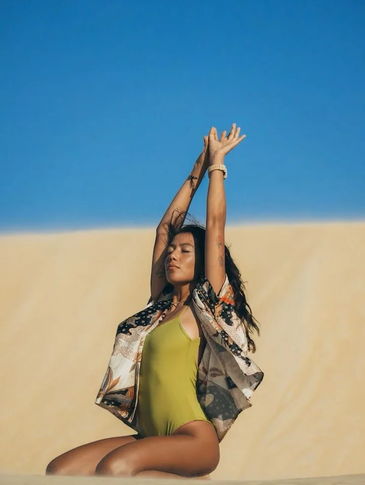 ✨ The sun is always shining somewhere&hellip;
Have you booked your winter escapade to warmer climates yet?
Because sand dunes, salt-kissed skin and kimonos in the wind are calling. 🌞🏜️
And don&rsquo;t forget to pack your OOH kimono - the only layer