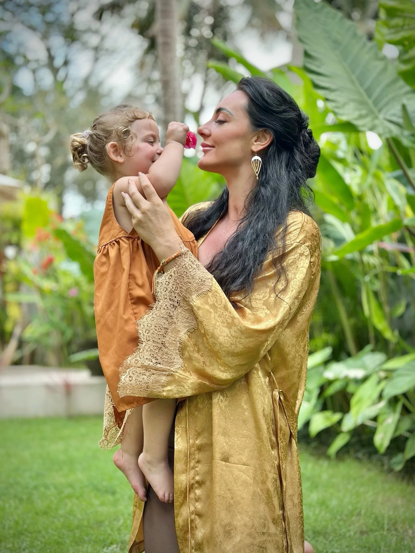 Sunny Sundays well spent in our garden with lots of laughter and color 🌺 Ina &amp; Kaya are wearing our Girls Classic dress Marygold and Dusty Pink. 
.
.
.
.
.
.
.
.

Sunny Sundays well spent in our garden with lots of laughter and color 🌺 Ina &amp