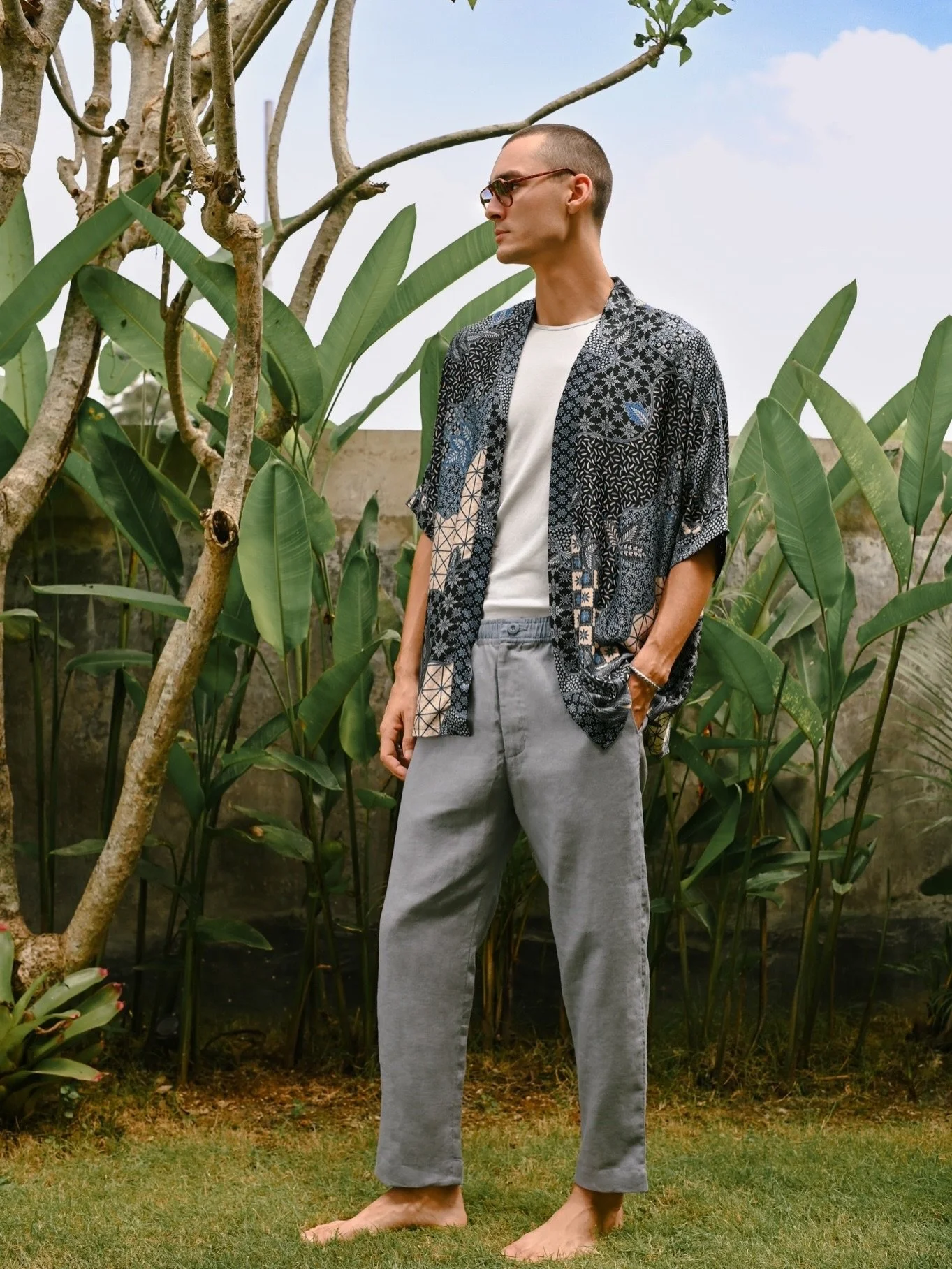 Meet the Nira Kimono - paired with our effortless linen jogger pants for days that call for comfort, ease, and understated style.
A laid-back silhouette with an island soul.
.
.
.
.
.
#originofhearts #mensresortwear #kimonostyle #linenstyle #madeinba