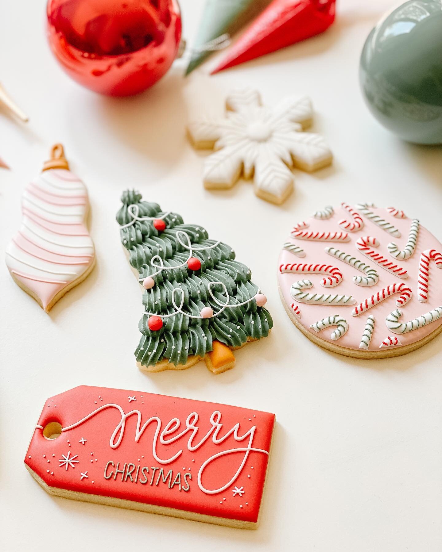 🎄✨ today! ✨🎄

My pay-what-you-can beginner class is here! Join me this afternoon to learn all of this:

- mixing royal icing from scratch
- nailing royal icing consistencies (four of them!)
- colouring your icing
- perfect flooding
- satisfying tex