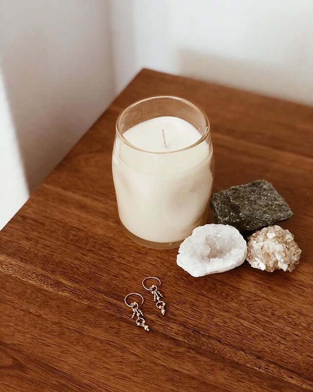 〰️ My two latest treasures.

1. A soy candle made by my lovely friend @huntercandles in a hand blown pinch glass by @kah_glass This glass will be repurposed into a drinking glass once the candle is burned.

2. My new earrings I&rsquo;ve been lusting 