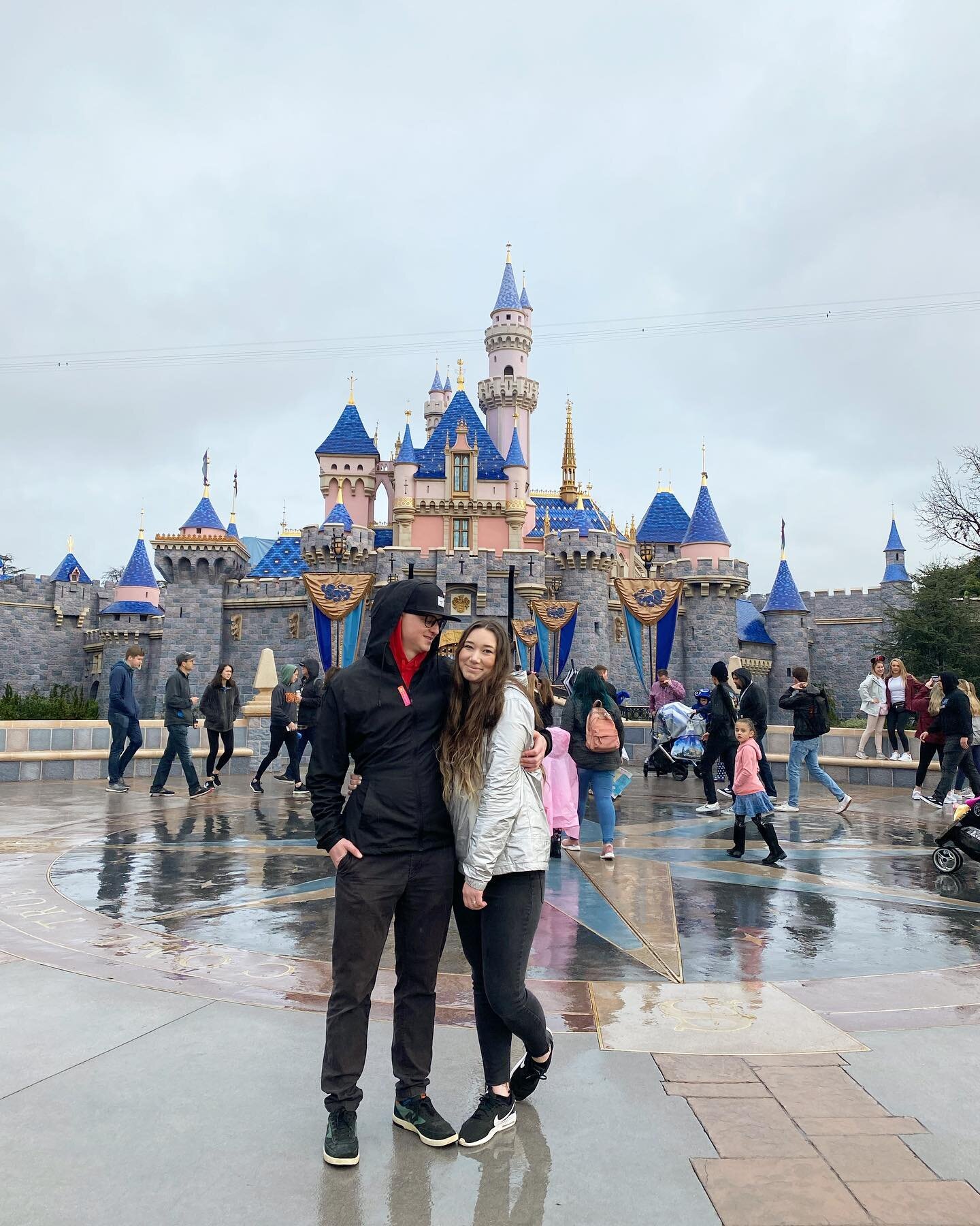 One year ago (yesterday) we were in California, having the best time ever on the very last day that @disneyland was open to everyone&mdash; no masks needed🥺We got to hug the characters and eat the food...and at the end of the night all the cast memb