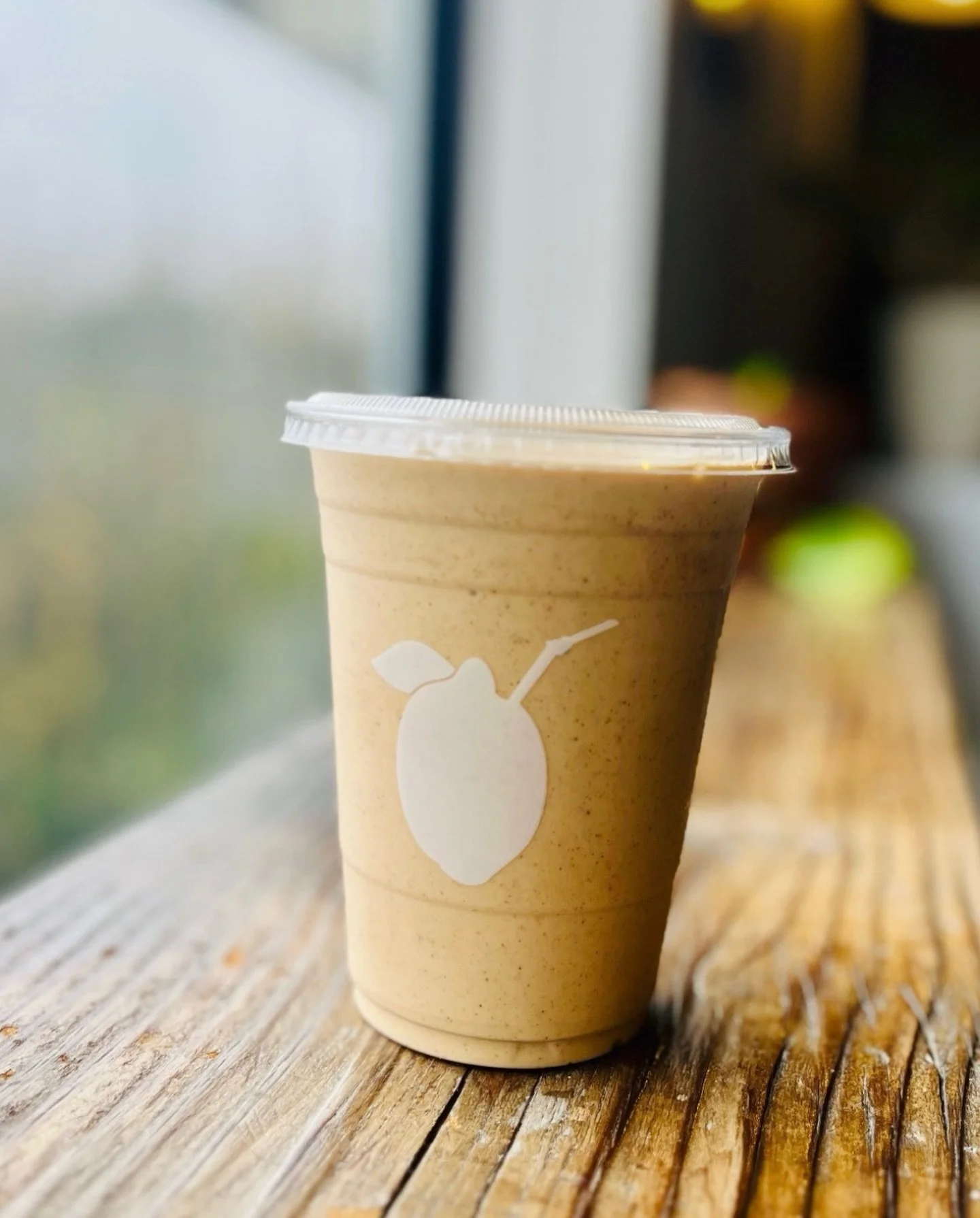 Your nervous system called 🤍
It wants The Rise.
Creamy oat milk, banana, peanut butter, maple, vanilla, cinnamon, sea salt.

#nuyujuicebar #smoothies #whatsinyourcup #peanutbuttercinnamon #yakimawa